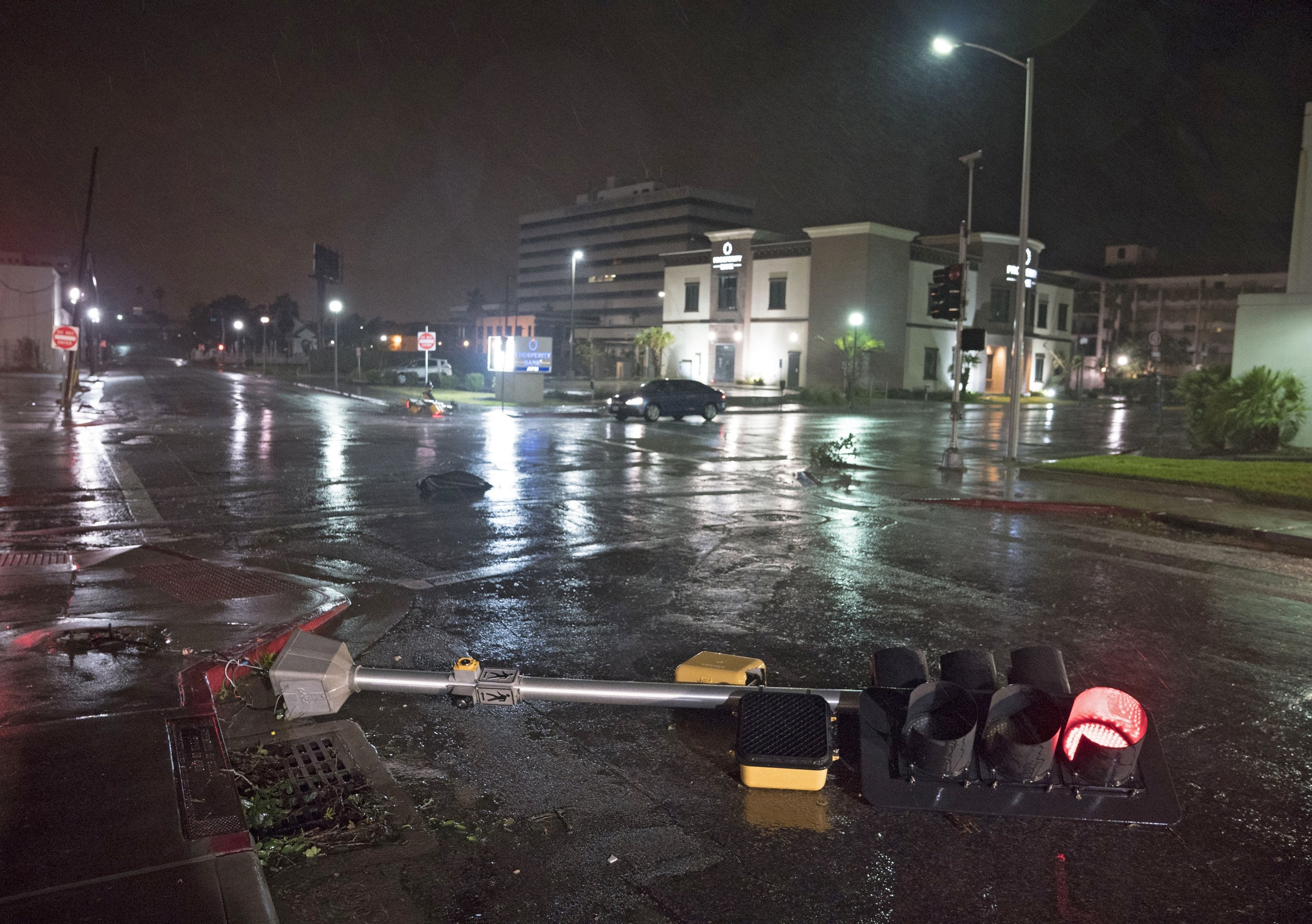 Na terenach, przez które przeszedł huragan, zniszczone zostały nie tylko domy, ale też drogi i infrastruktura miejska.