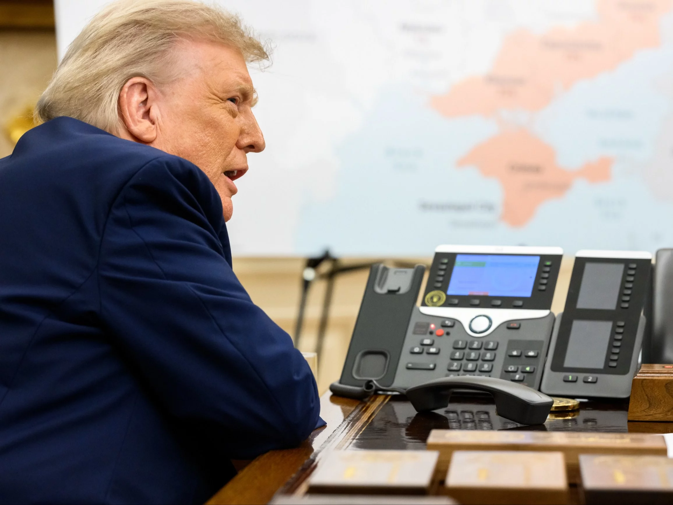 Donald Trump w Gabinecie Owalnym. W tle mapa Ukrainy, na której widać Krym