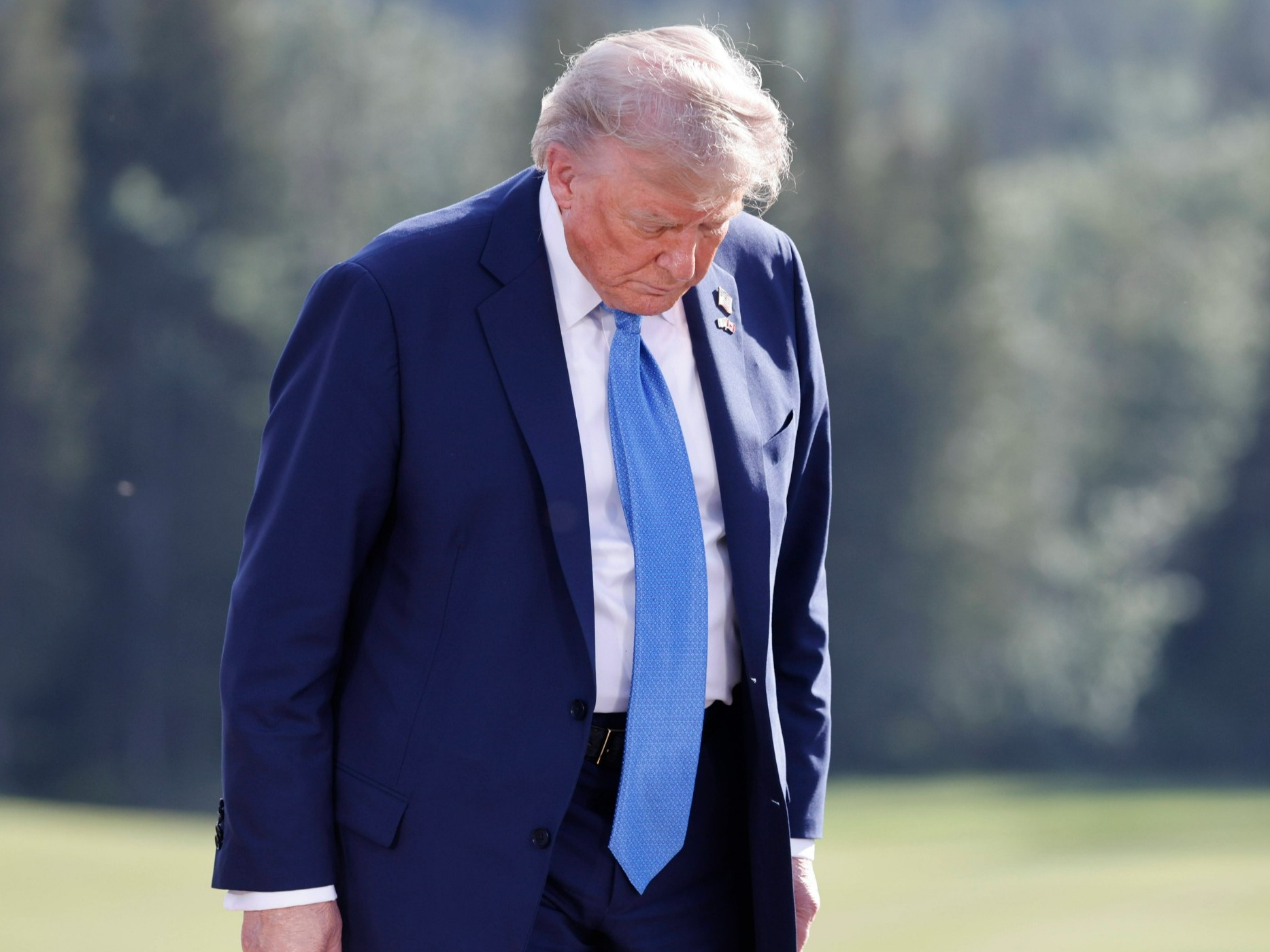 Trump hurriedly left the G7 summit. "Evacuate."