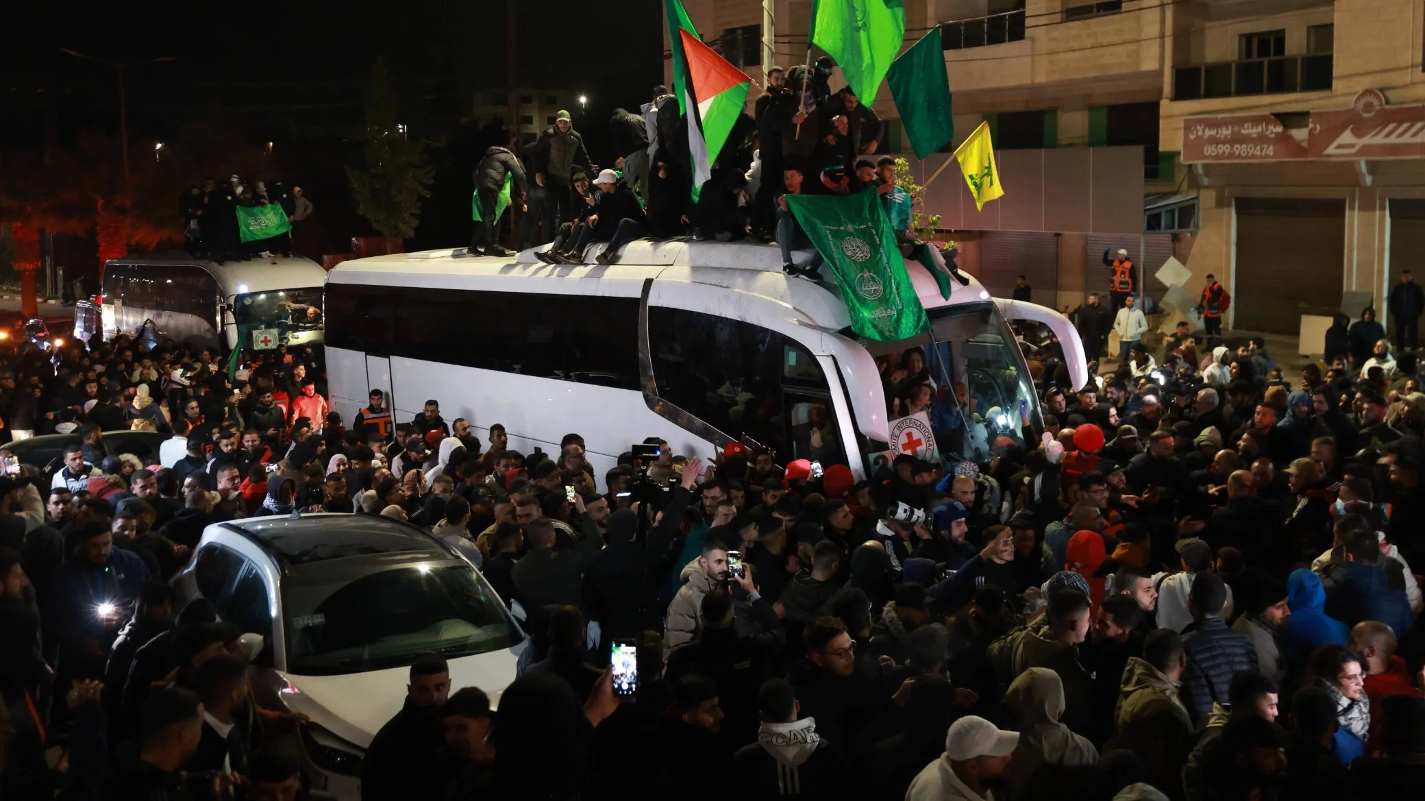 Autobusy z Palestyńczykami uwolnionymi z izraelskiego więzienia Ofer