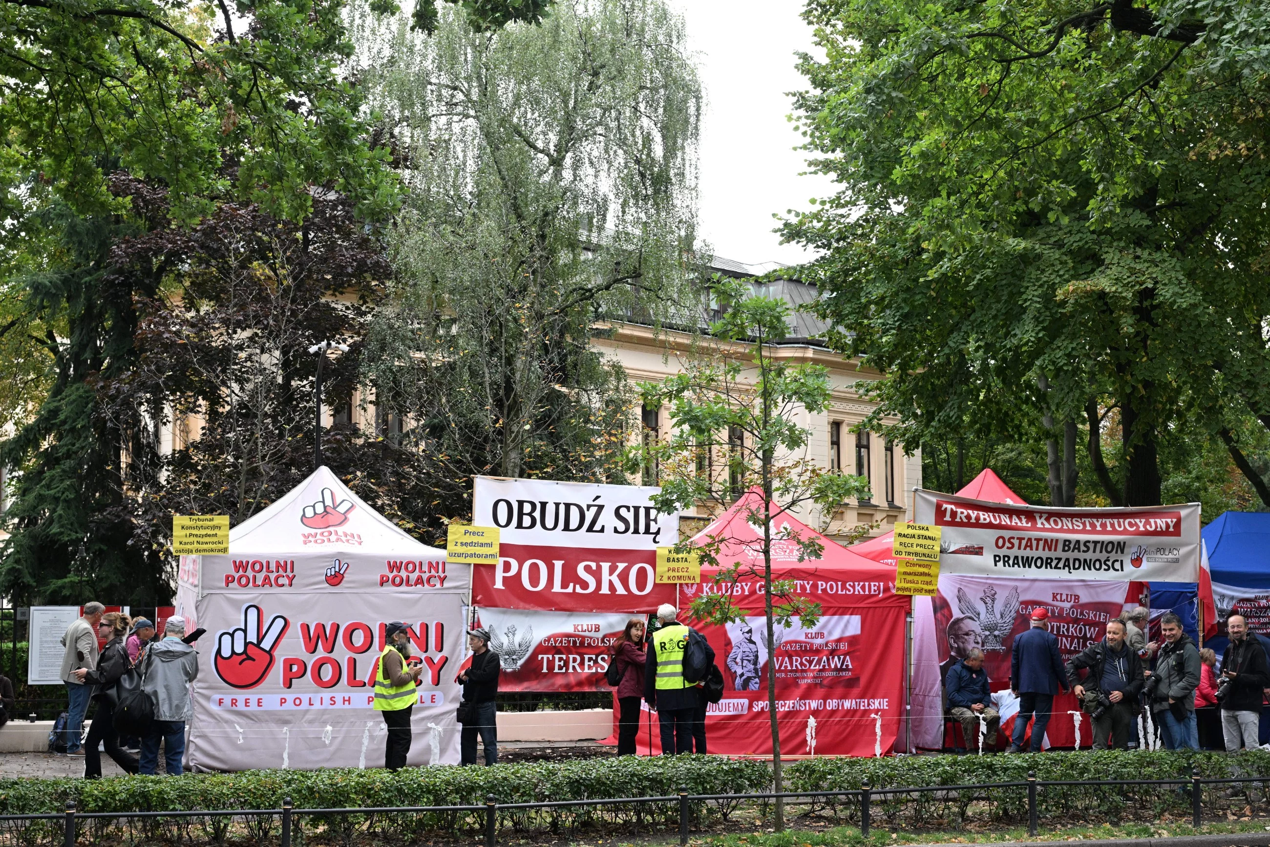 Miasteczko namiotowe przed siedzibą Trybunału Konstytucyjnego w Warszawie