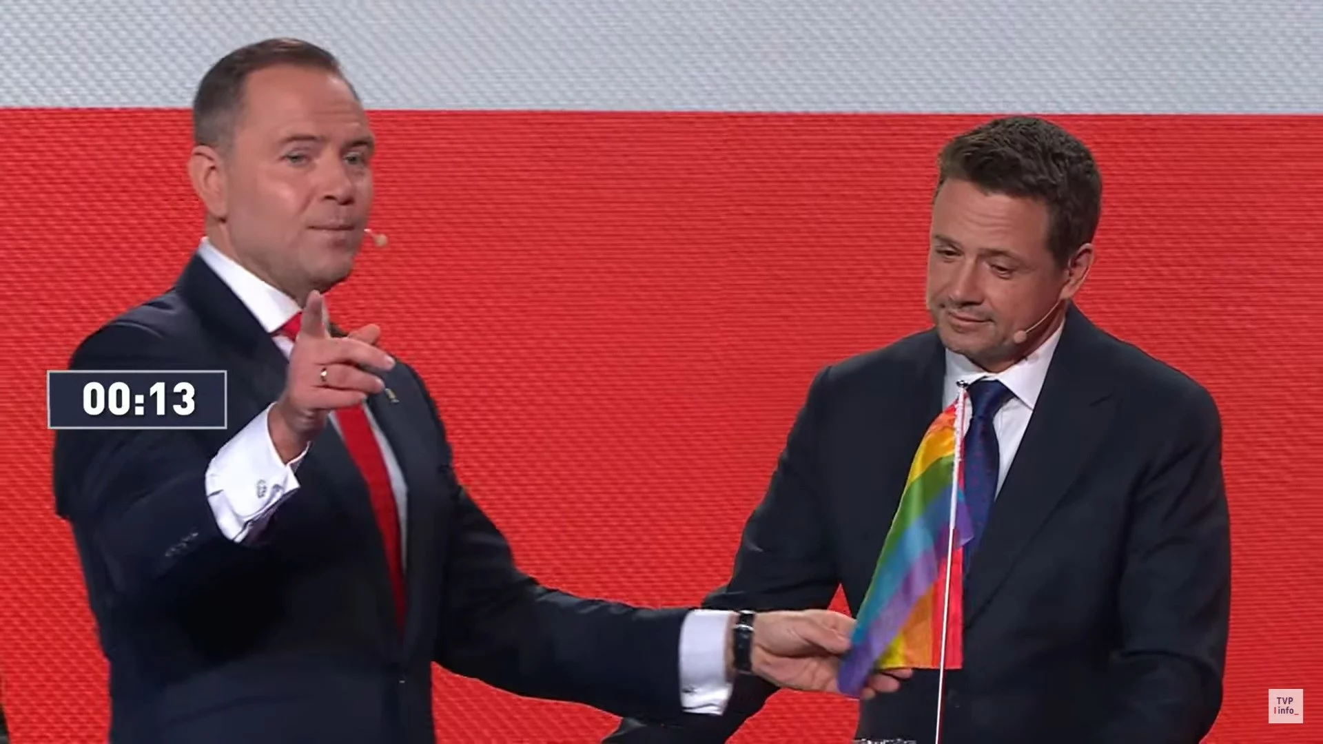 Karol Nawrocki wręcza Rafałowi Trzaskowskiemu flagę LGBT