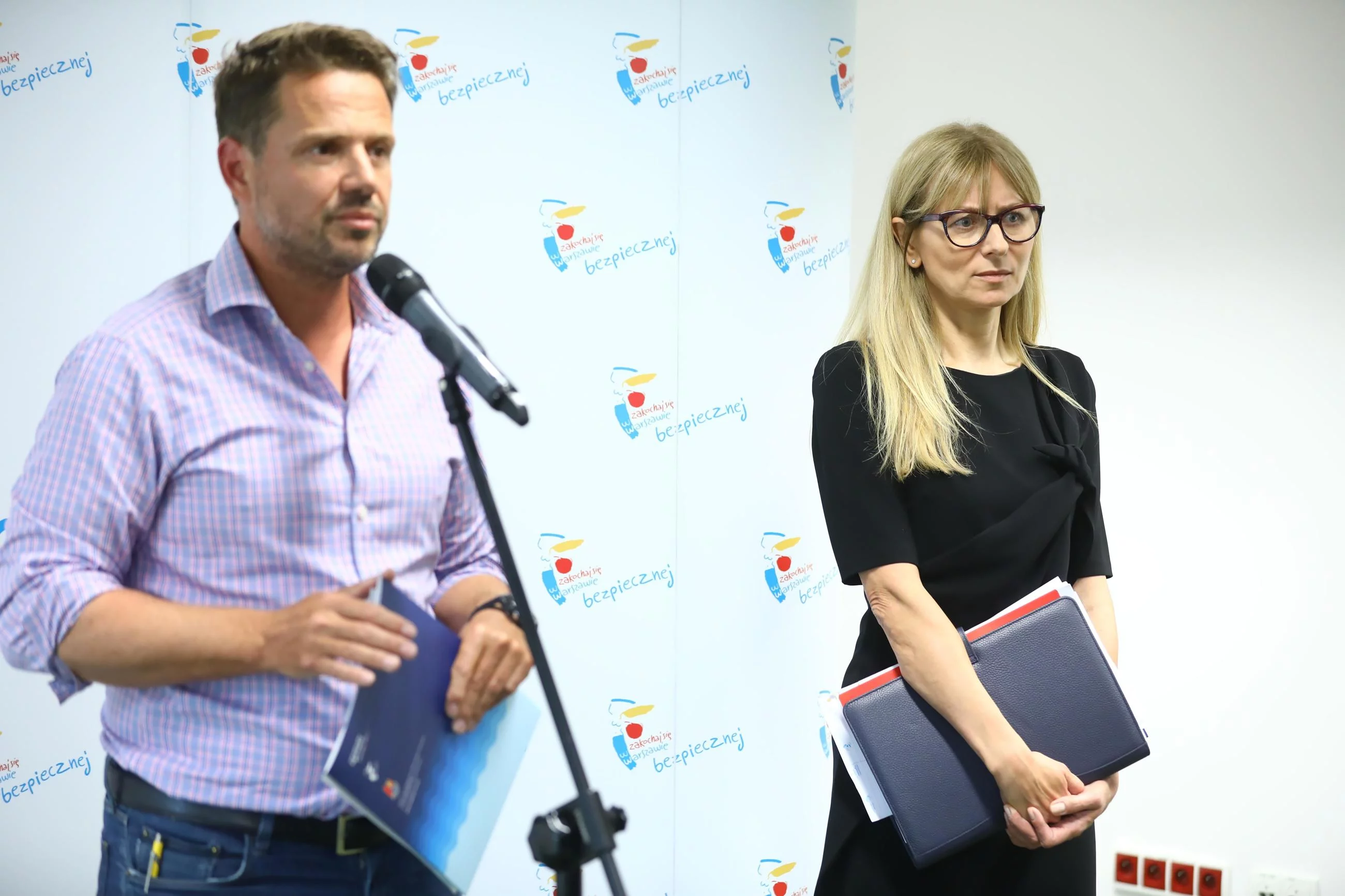 . Prezydent miasta Rafał Trzaskowski (L) oraz Renata Tomusk z MPWiK (P) podczas briefingu prasowego w Centrum Bezpieczeństwa.