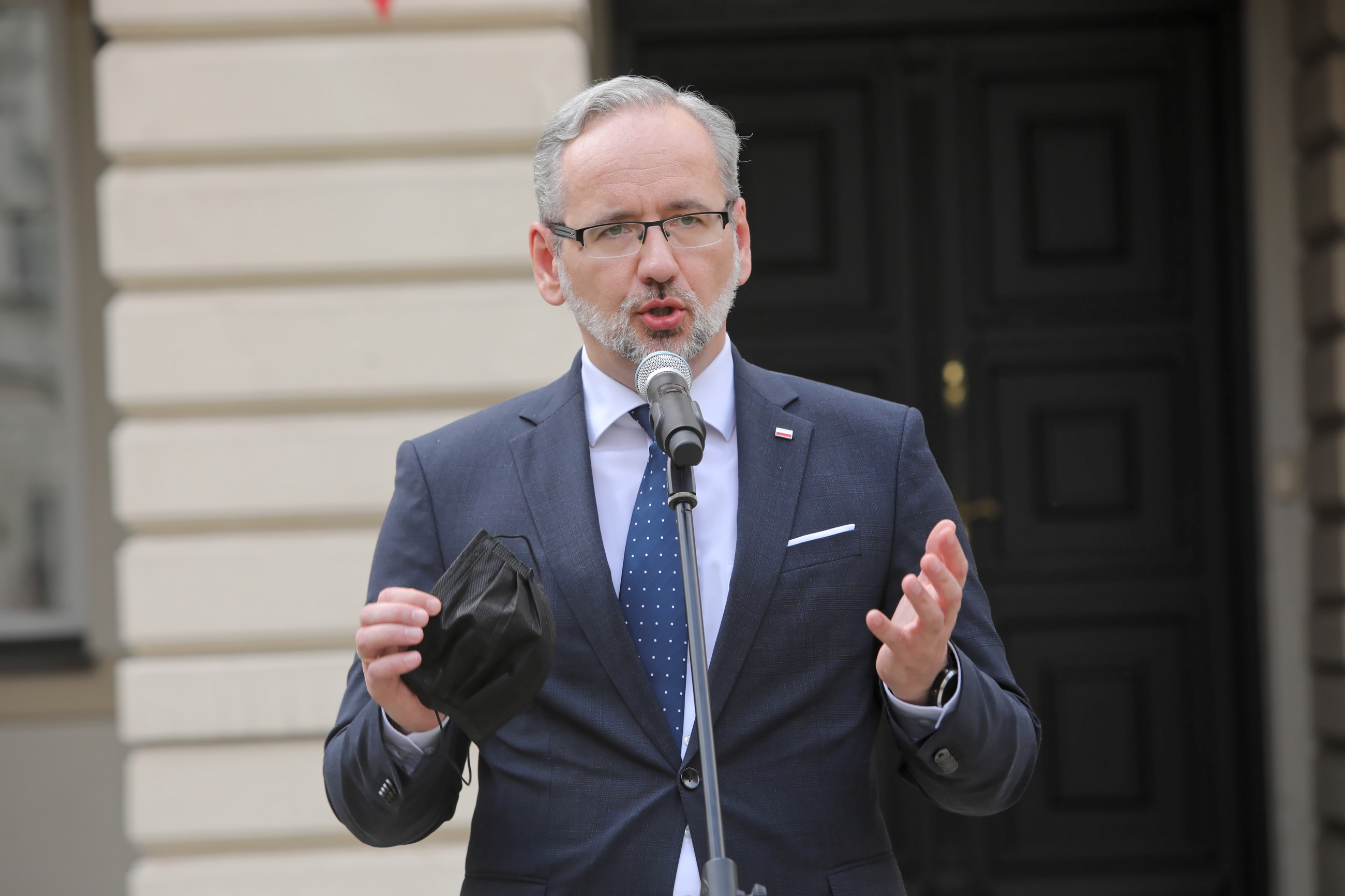 Minister zdrowia Adam Niedzielski podczas konferencji prasowej na dziedzińcu Ministerstwa Zdrowia w Warszawie