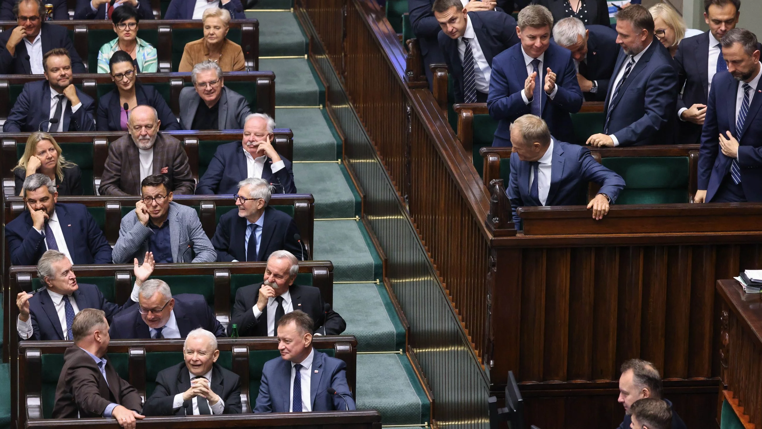 Politycy na sali obrad Sejmu