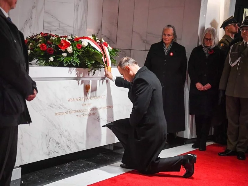 Prezydent RP Andrzej Duda podczas uroczystości złożenia szczątków prezydentów RP na uchodźstwie Władysława Raczkiewicza, Augusta Zaleskiego i Stanisława Ostrowskiego w Mauzoleum Prezydentów RP na Uchodźstwie