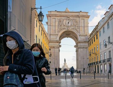 Turyści na Rua Augusta – głównym deptaku w Lizbonie – 16 marca. Zaledwie tydzień wcześniej deptak był pełen ludzi bez żadnych maseczek
