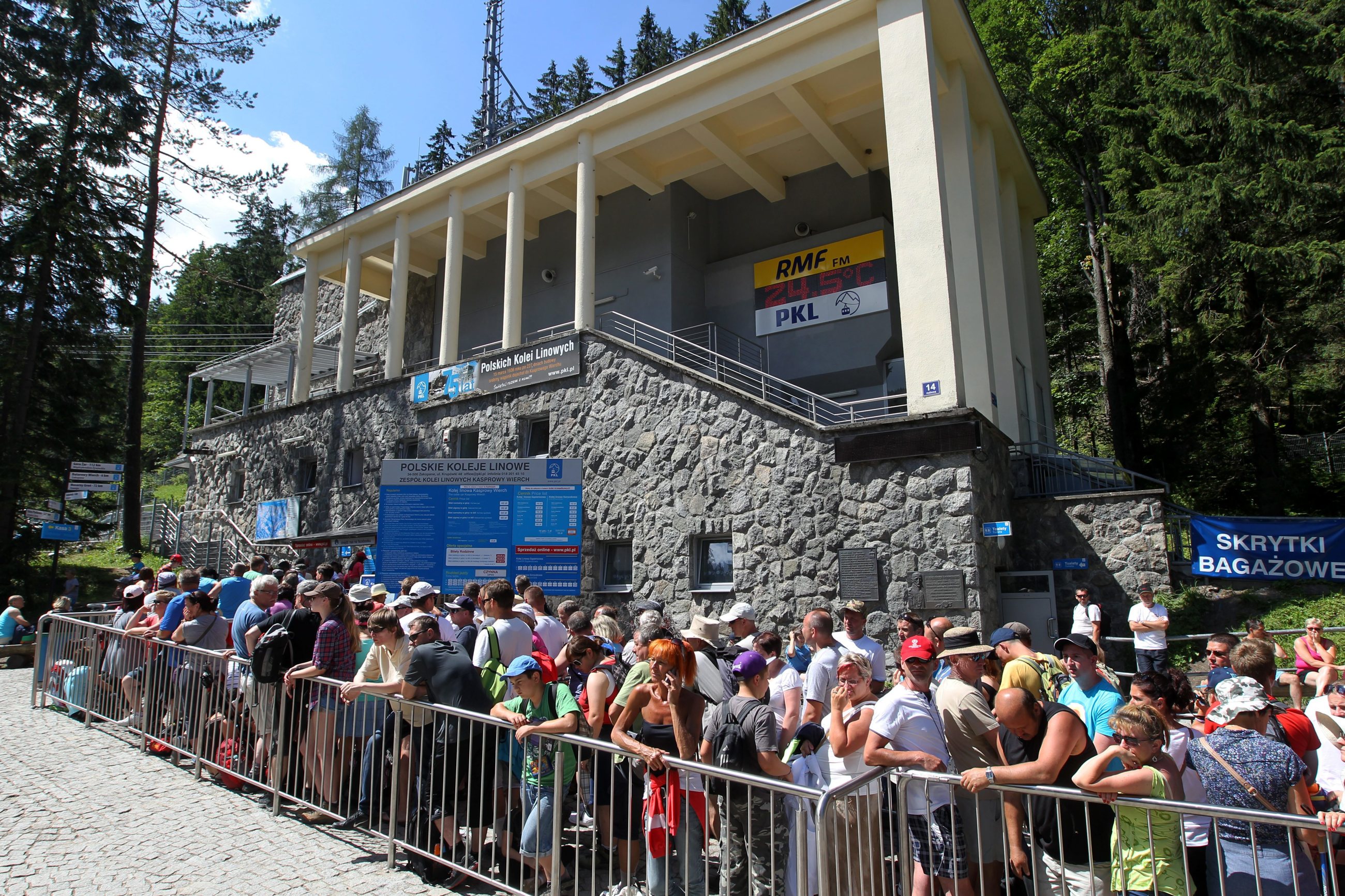 Kuźnice. Turyści stoją w ponad stumetrowej kolejce do dolnej stacji kolei linowej na Kasprowy Wierch