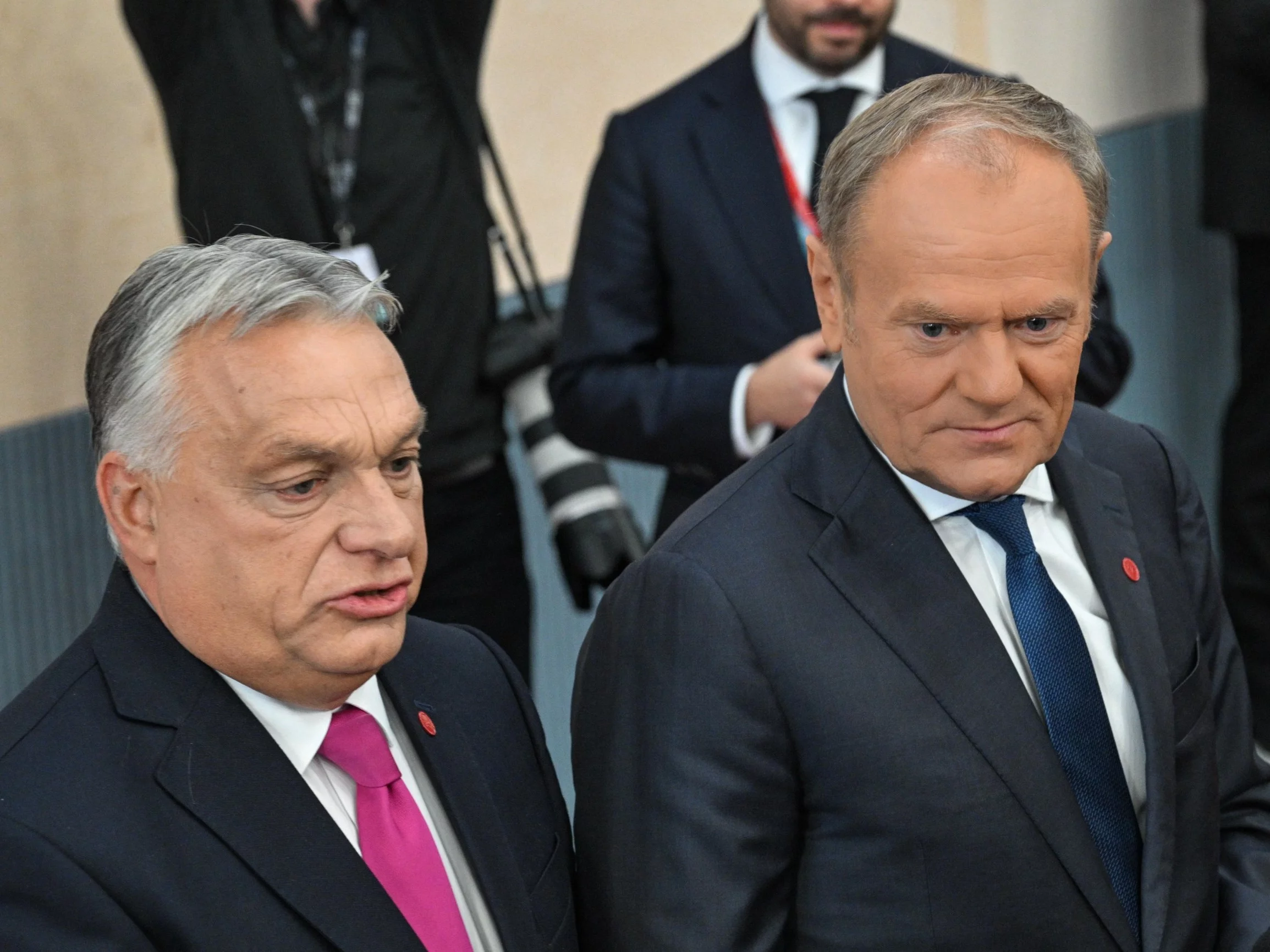Туск ответил на вопросы журналистов. Неожиданно появился Орбан
