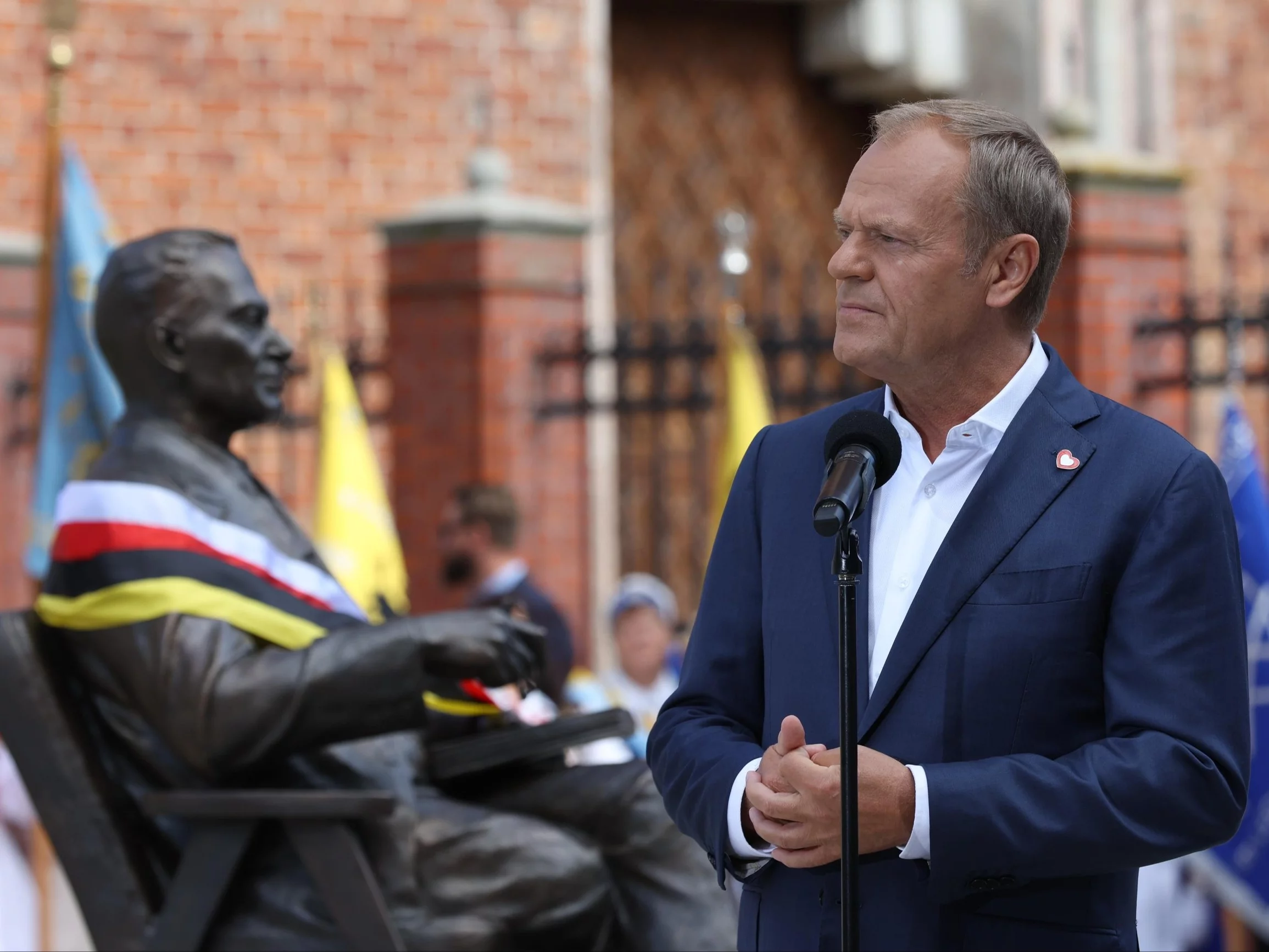 Premier Donald Tusk podczas uroczystości odsłonięcia pomnika Lecha Bądkowskiego w Gdańsku