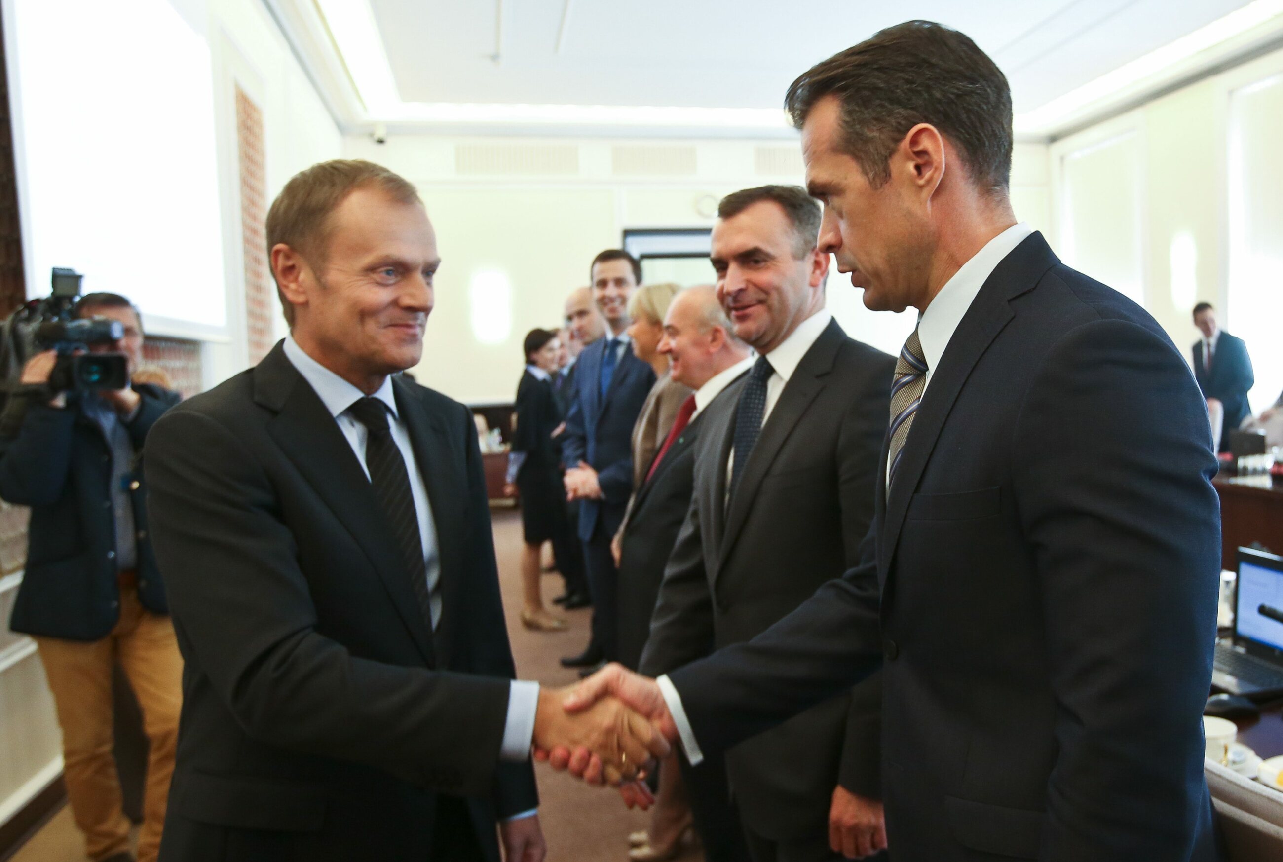 Warszawa, 22.10.2013. Ówczesny premier Donald Tusk (L) i ówczesny minister transportu, budownictwa i gospodarki wodnej Sławomir Nowak.