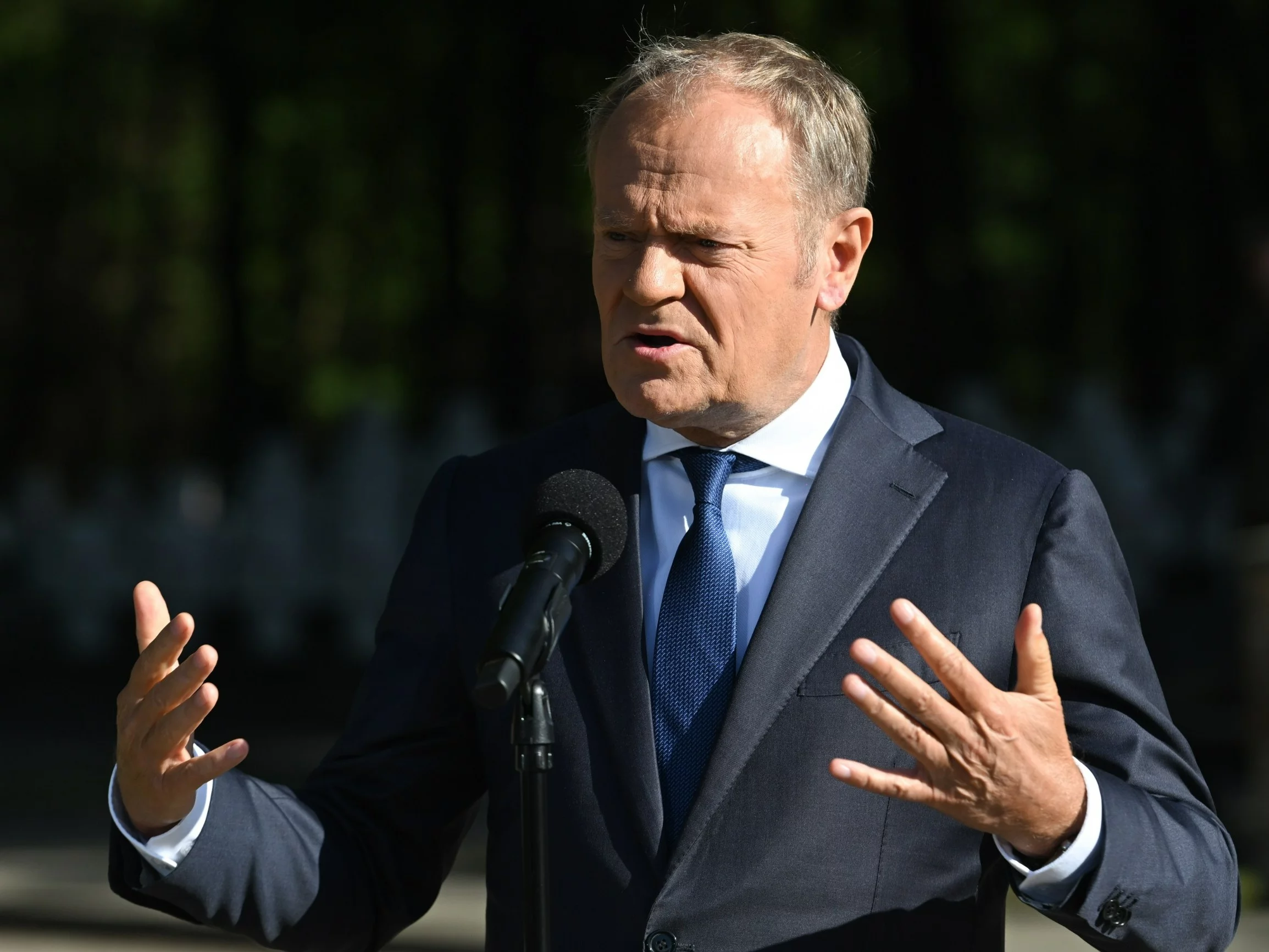 Premier Donald Tusk podczas wypowiedzi dla mediów na cmentarzu żołnierzy Zgrupowania Korpusu Ochrony Pogranicza w Wytycznie