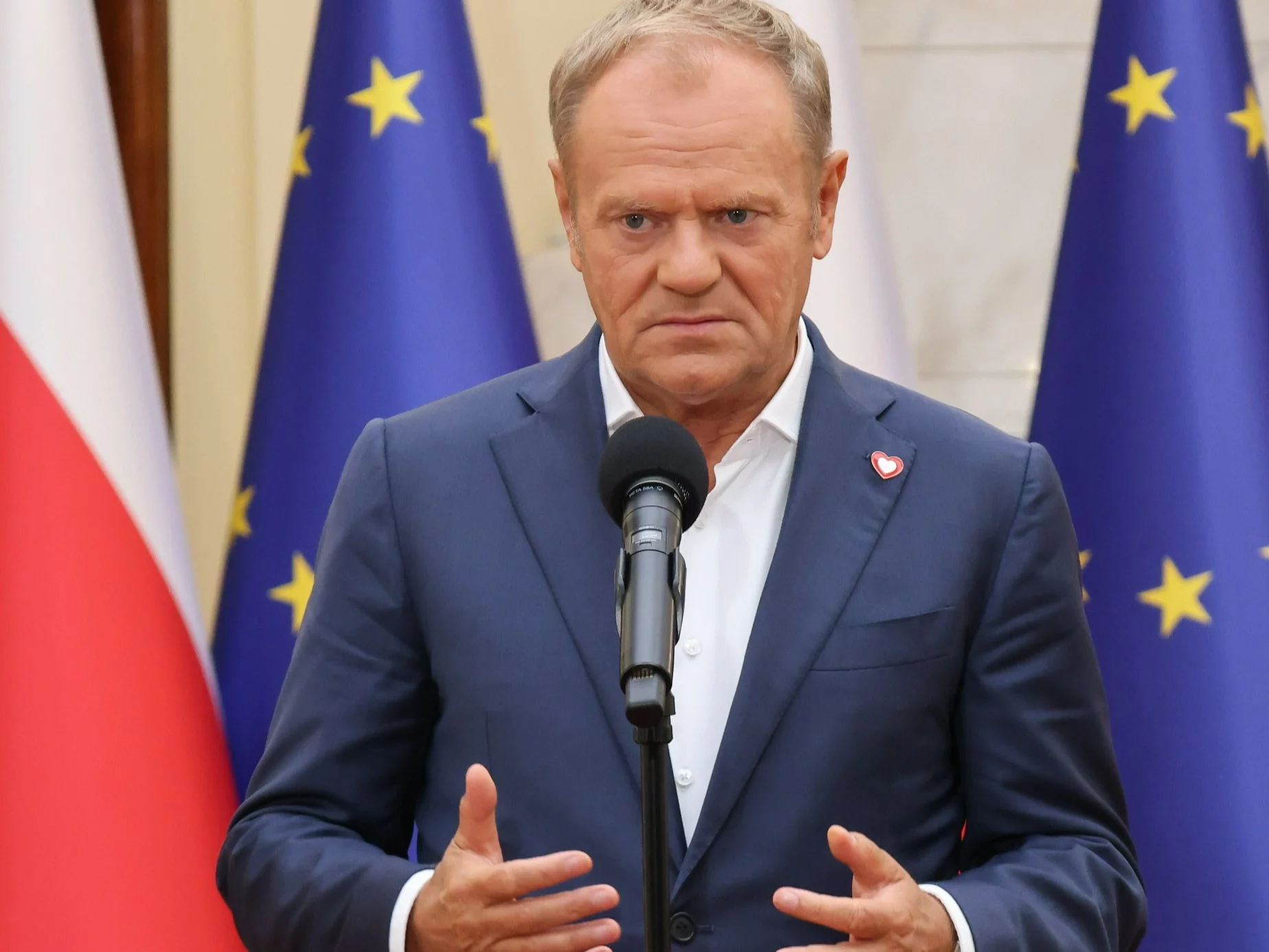 "PiS podsłuchiwał moją żonę i córkę". Premier reaguje na doniesienia