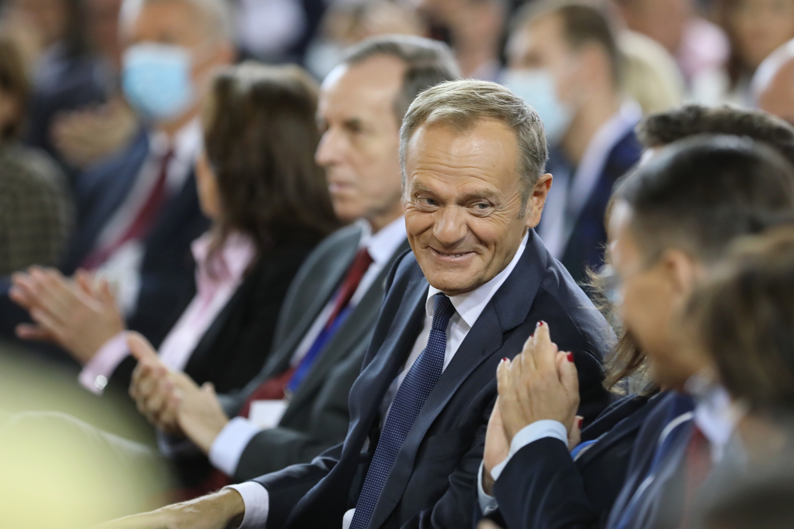 Lider PO Donald Tusk i marszałek Senatu Tomasz Grodzki podczas krajowej Konwencji PO