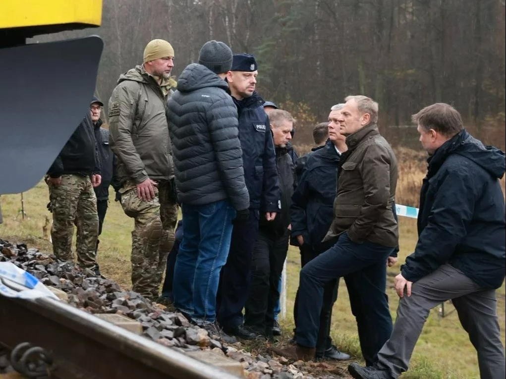 Premier Donald Tusk wraz z ministrami i szefem Policji na miejscu uszkodzenia torów kolejowych