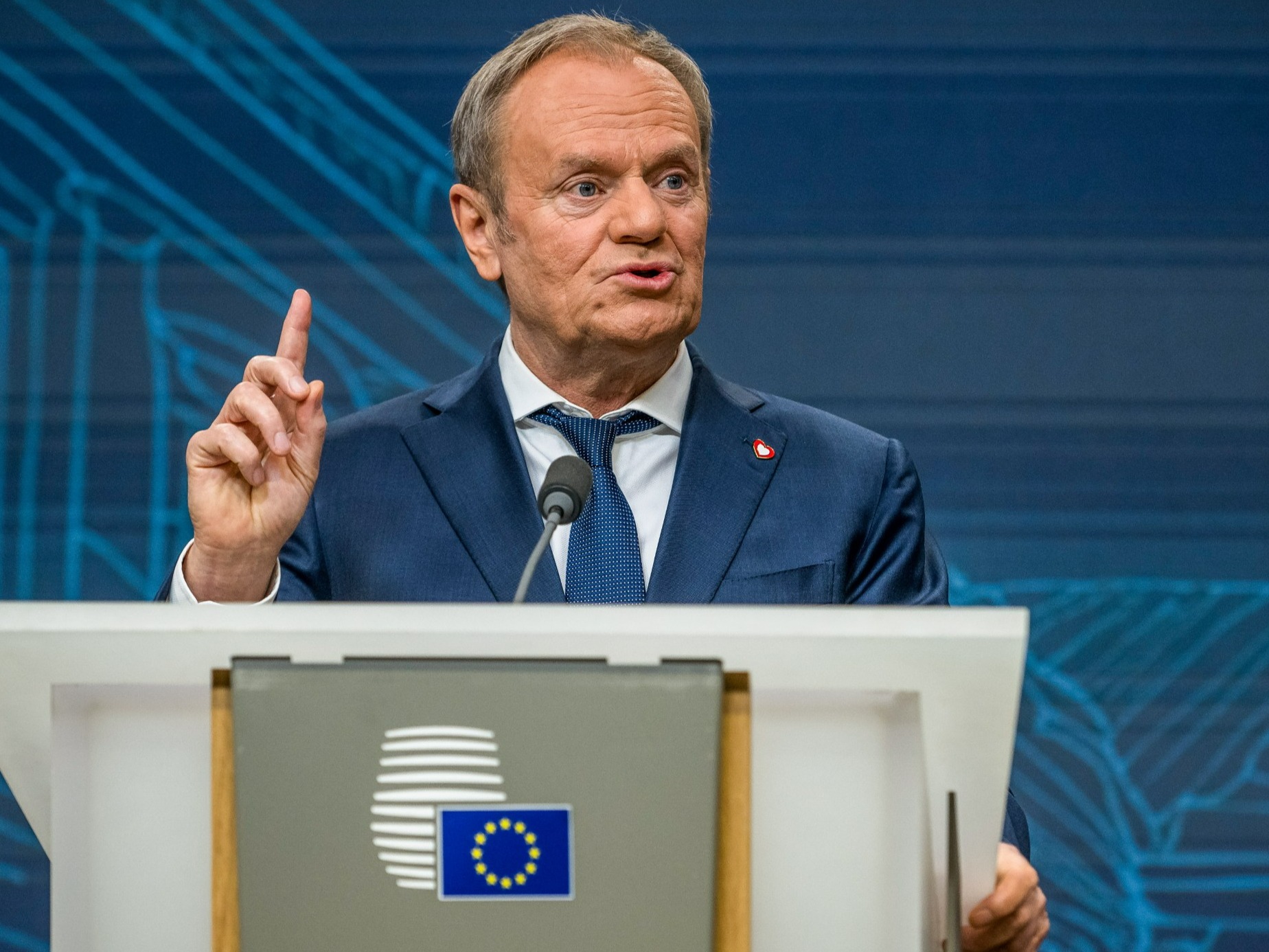 Tusk recytuje wiersz Tuwima. "Ruszyła maszyna"