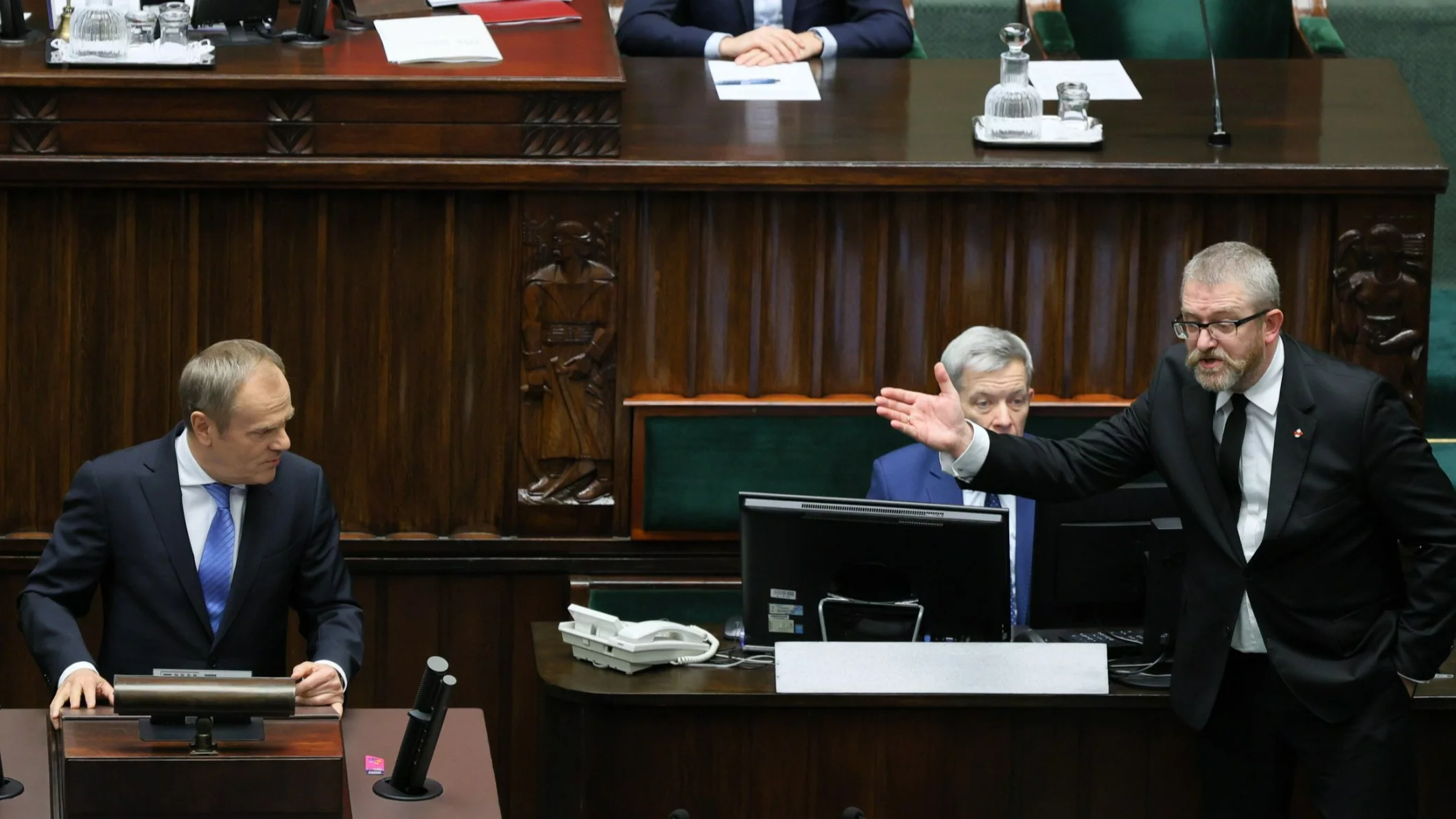 Donald Tusk i Grzegorz Braun na sali obrad Sejmu