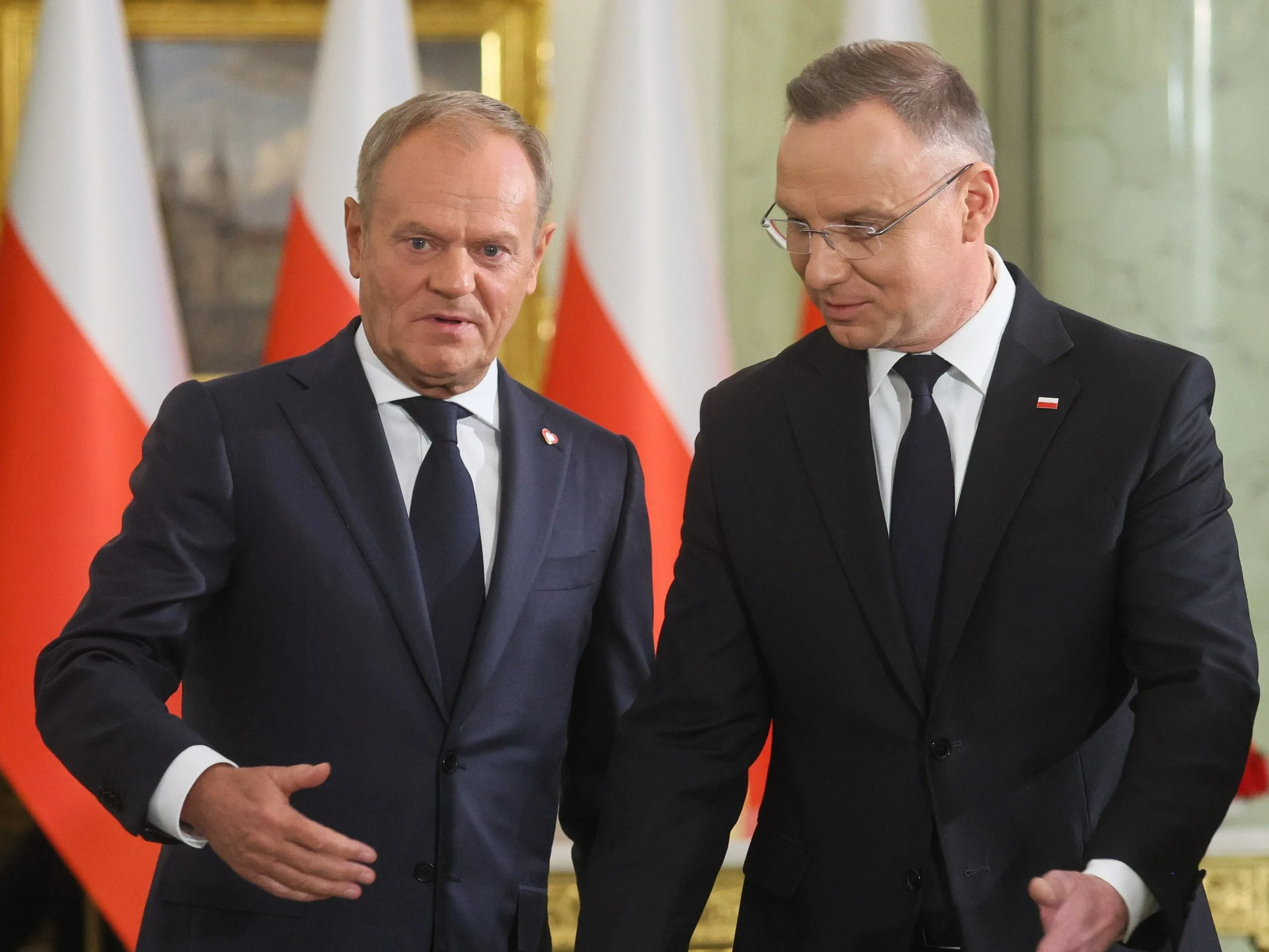 Były prezydent RP Andrzej Duda (P) i premier Donald Tusk (L)