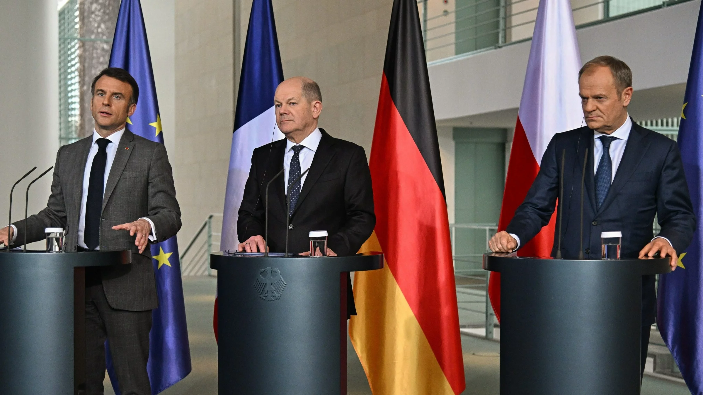 Premier Donald Tusk (P), prezydent Francji Emmanuel Macron (L) i kanclerz Niemiec Olaf Scholz (C)