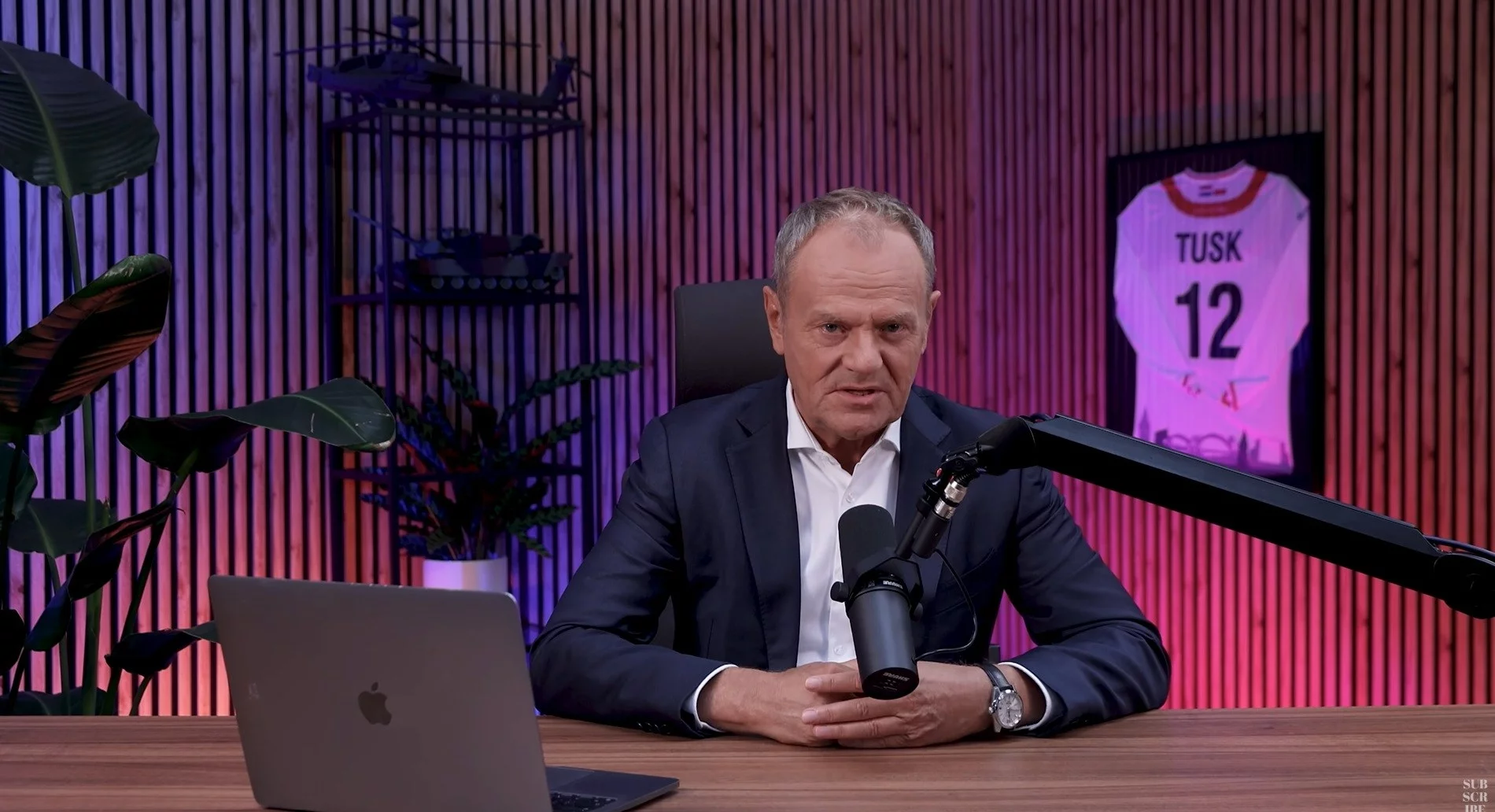 Donald Tusk w swoim studiu nagraniowym