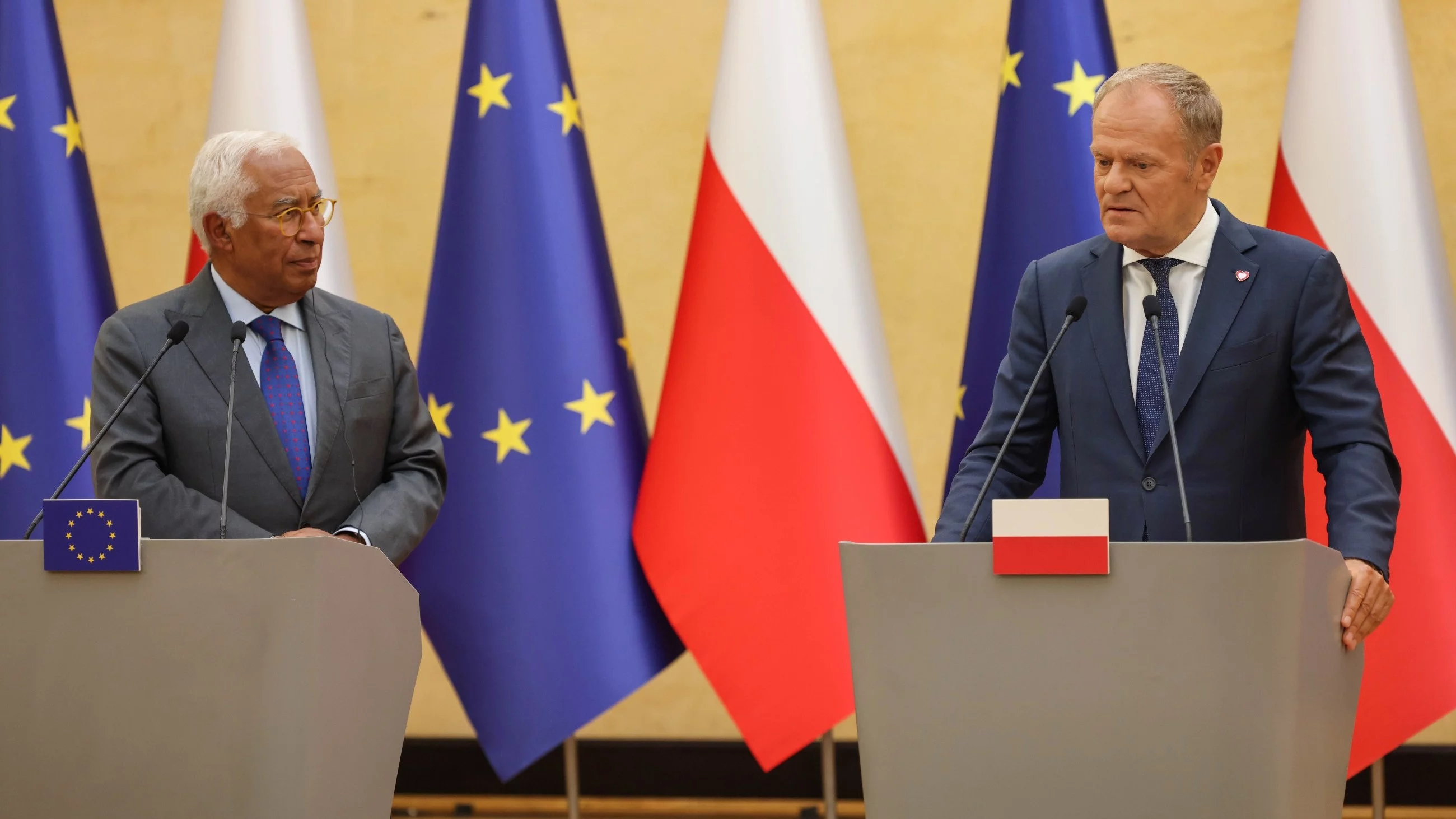 Premier Donald Tusk (P) i przewodniczący Rady Europejskiej Antonio Costa