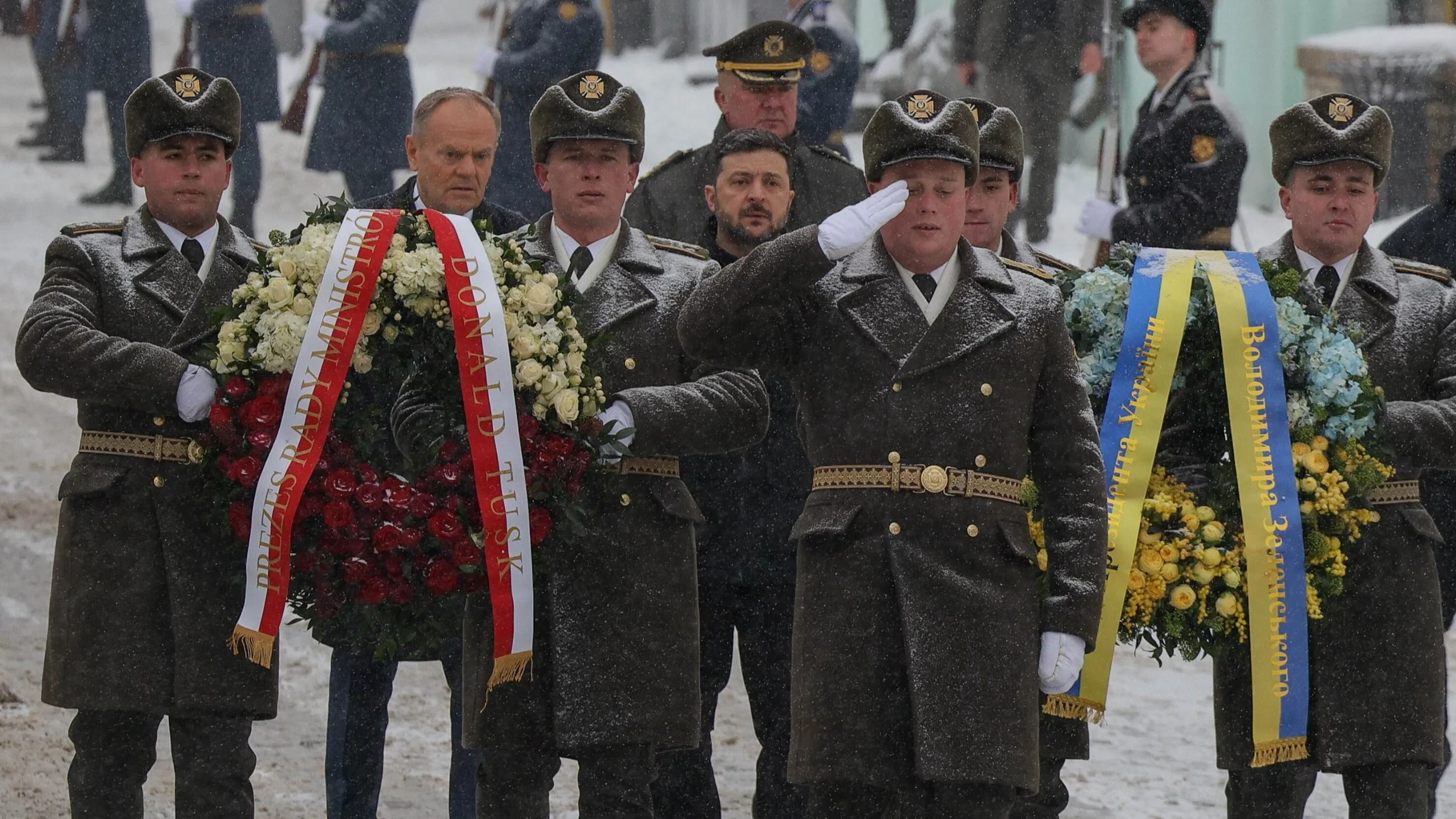 Premier RP Donald Tusk (2L) oraz prezydent Ukrainy Wołodymyr Zełenski (4L) w drodze pod Ścianę Pamięci Poległych za Ukrainę w Kijowie