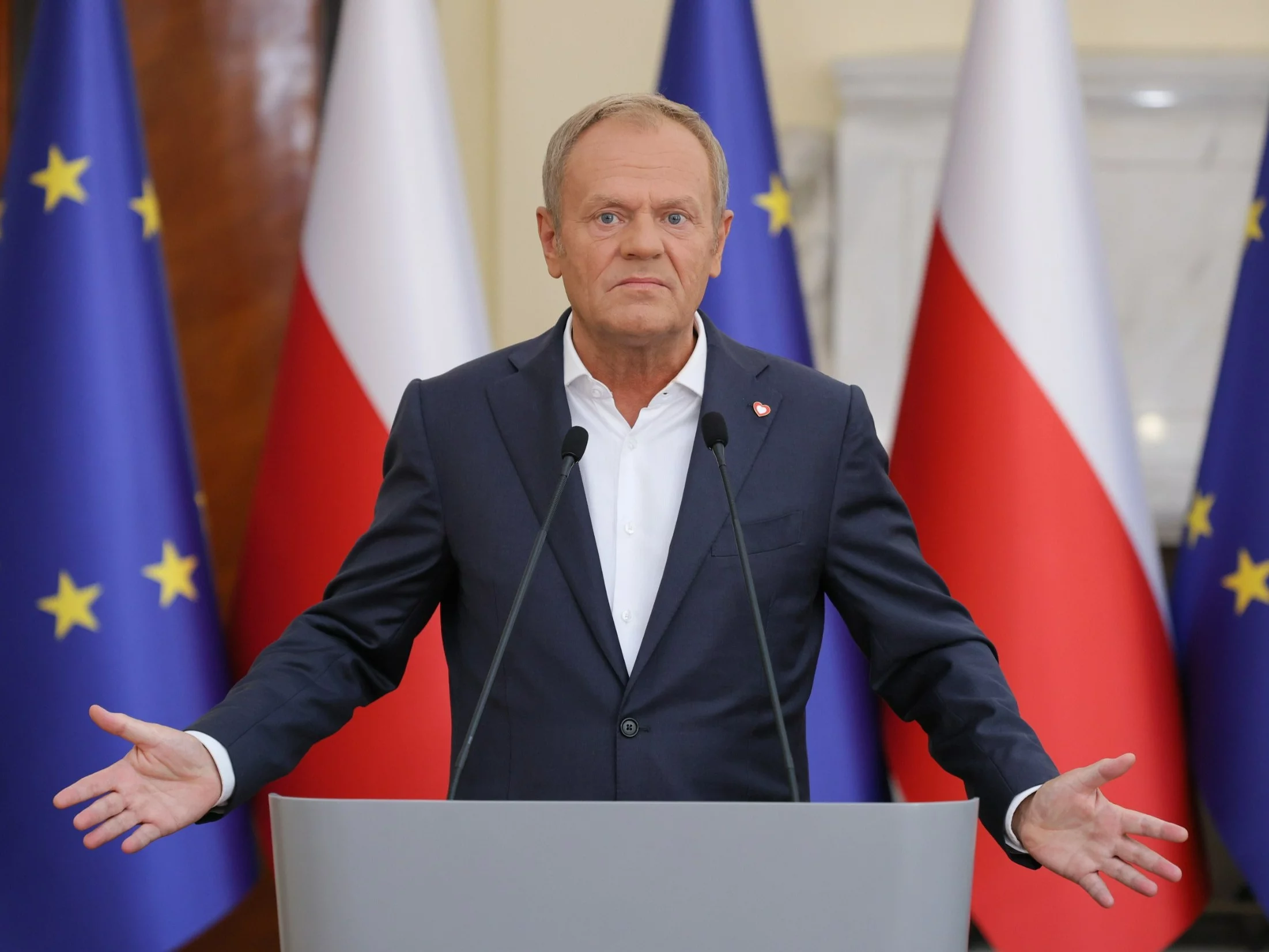 Premier Donald Tusk podczas konferencji prasowej w KPRM w Warszawie