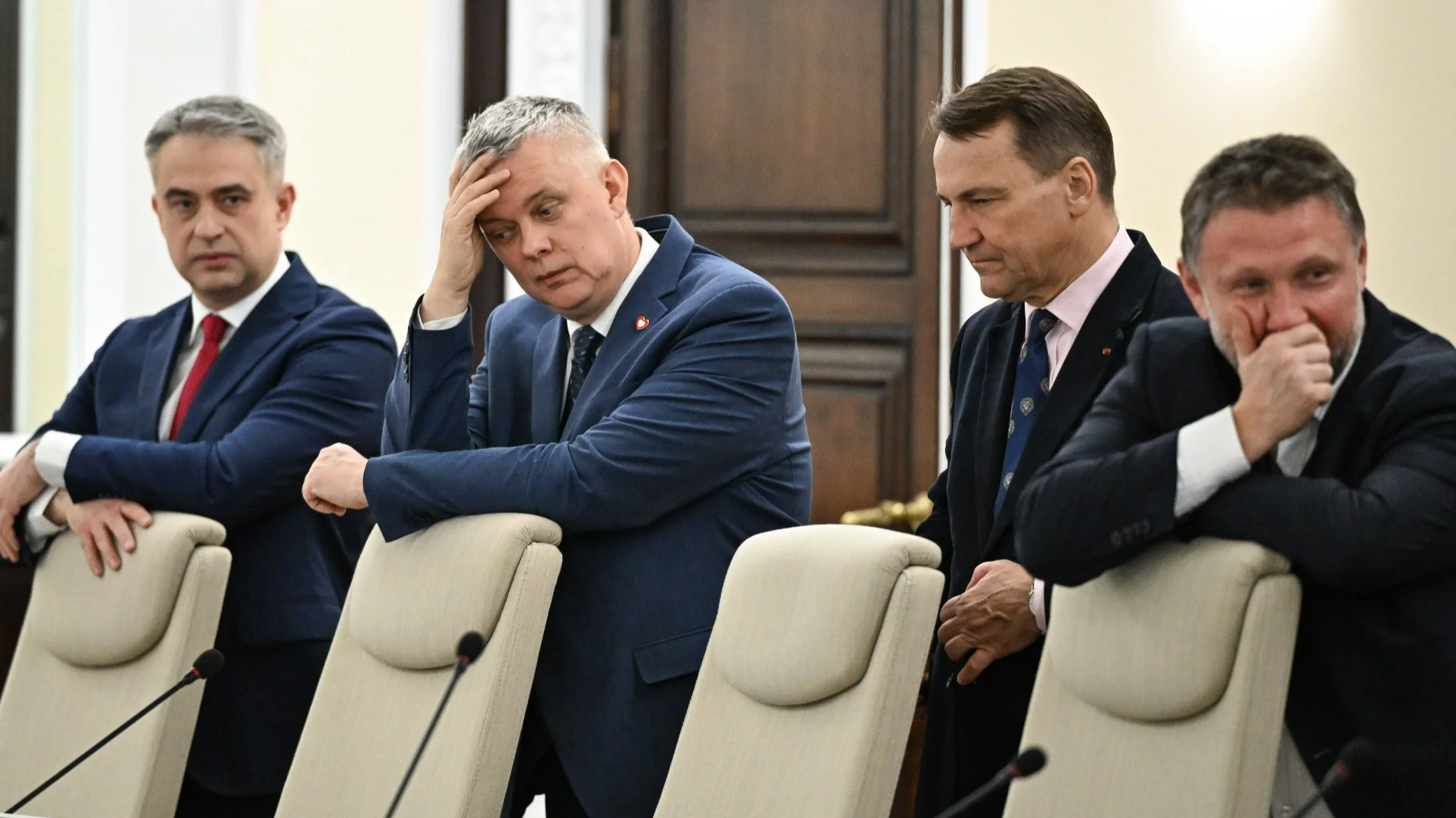 Minister spraw wewnętrznych i administracji Tomasz Siemoniak (2L), pełnomocnik rządu ds. odbudowy po powodzi Marcin Kierwiński (P), minister spraw zagranicznych Radosław Sikorski (2P) i wicepremier, minister cyfryzacji Krzysztof Gawkowski
