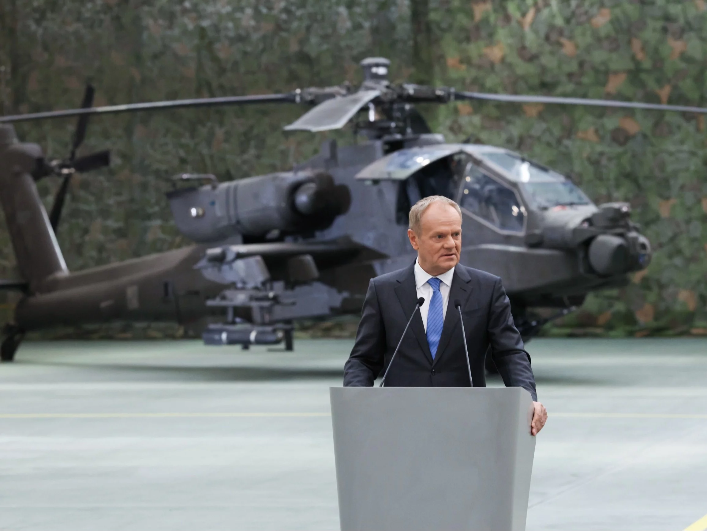 Premier Donald Tusk na uroczystości zawarcia umów offsetowych na Apache