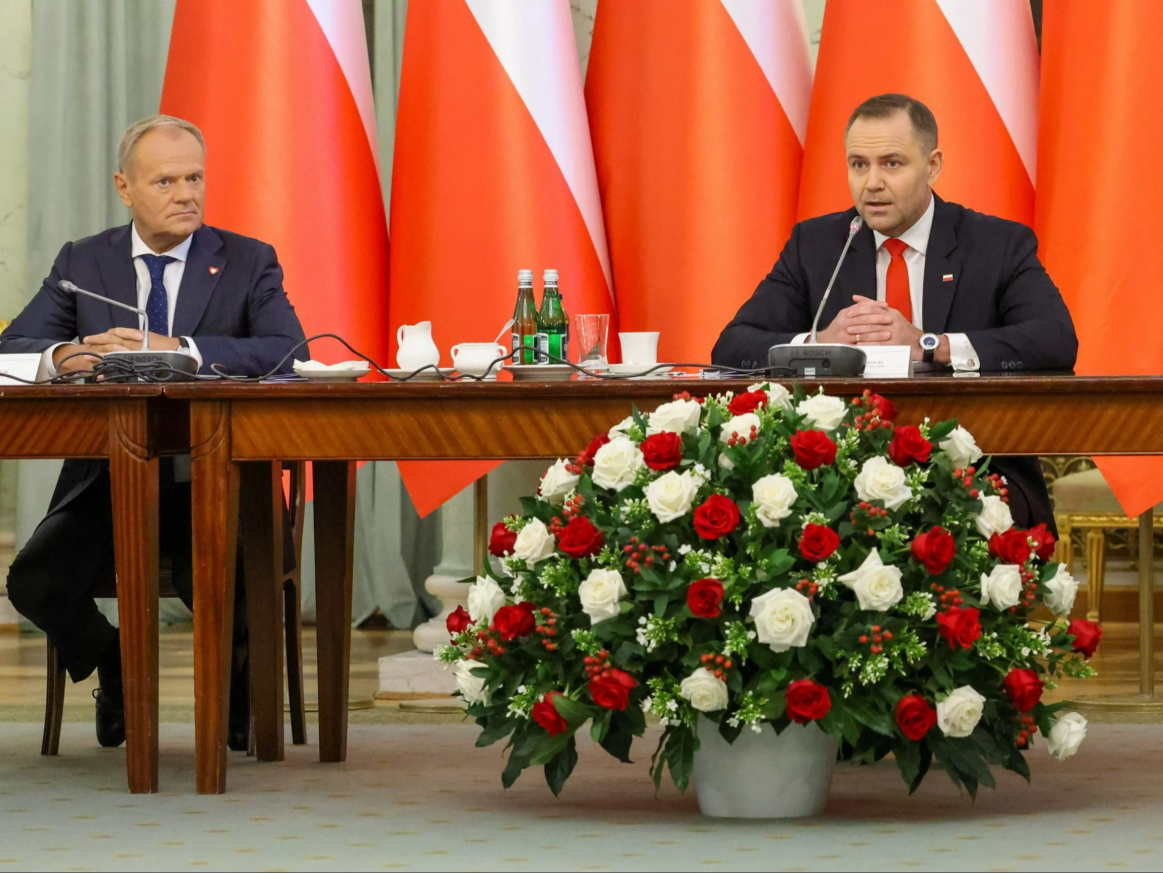 Premier Donald Tusk i prezydent Karol Nawrocki podczas Rady Gabinetowej