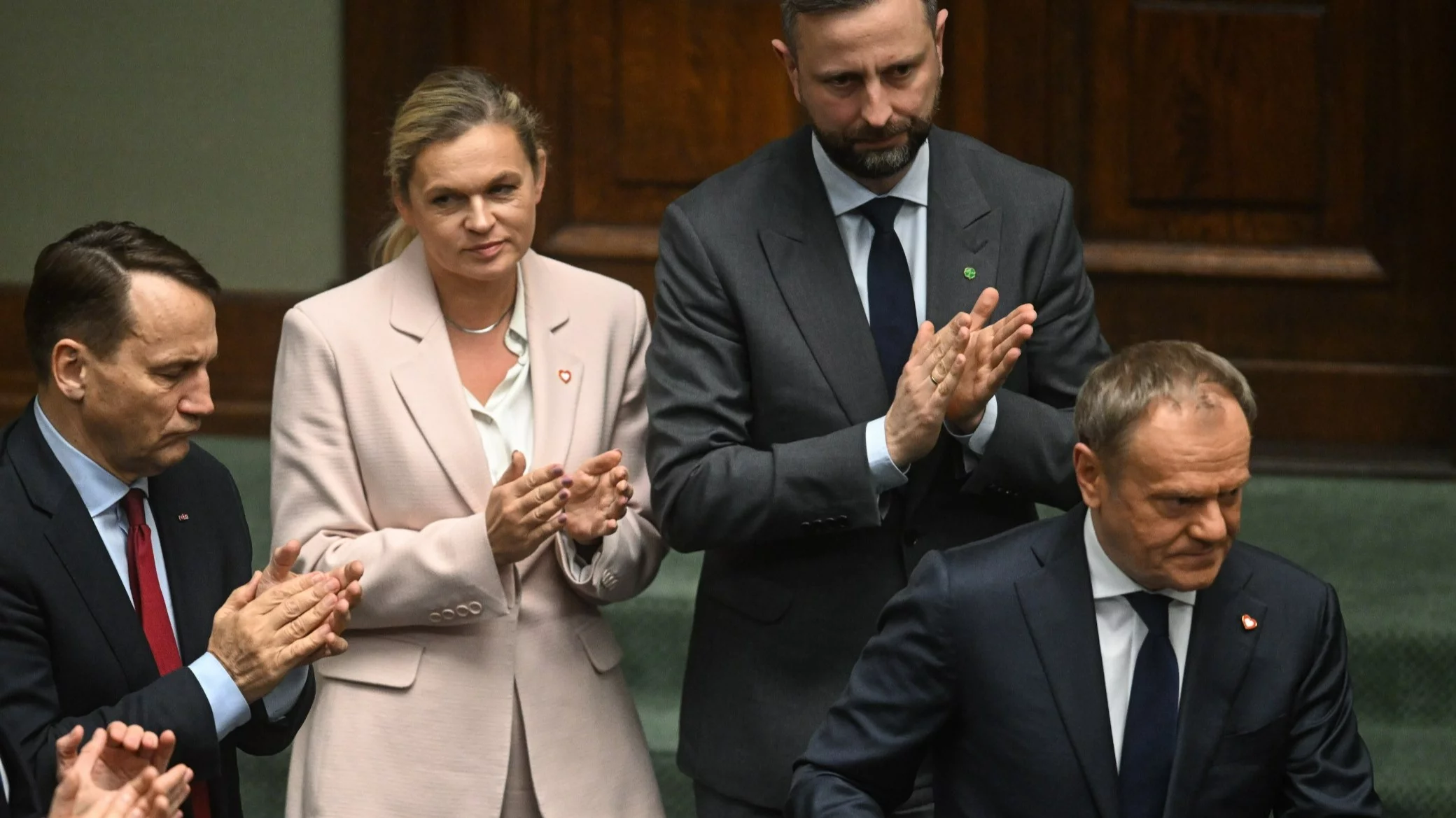 Premier Donald Tusk w otoczeniu ministrów