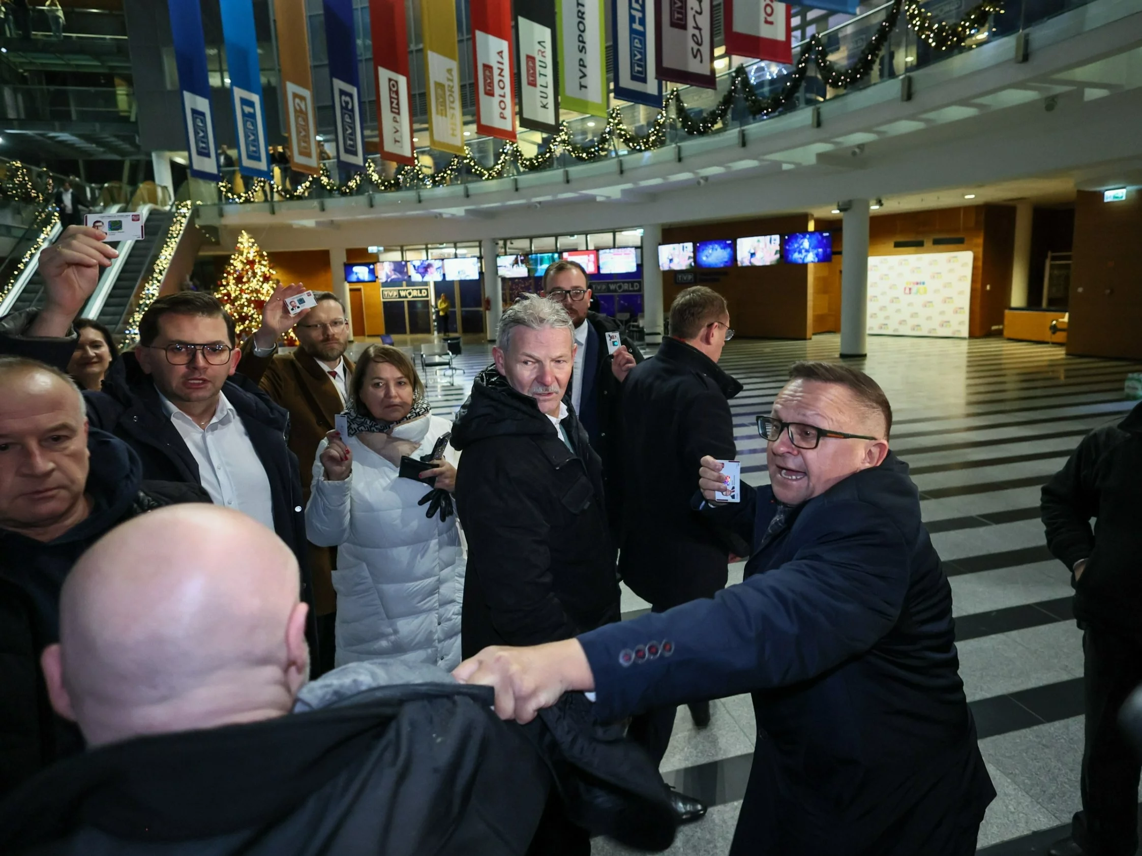 Politycy PiS w siedzibie TVP