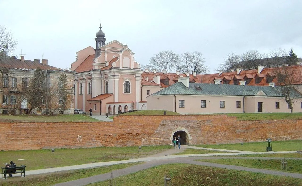 Zamość. Furta wodna w południowej kurtynie; widok na dawny kościół i klasztor klarysek