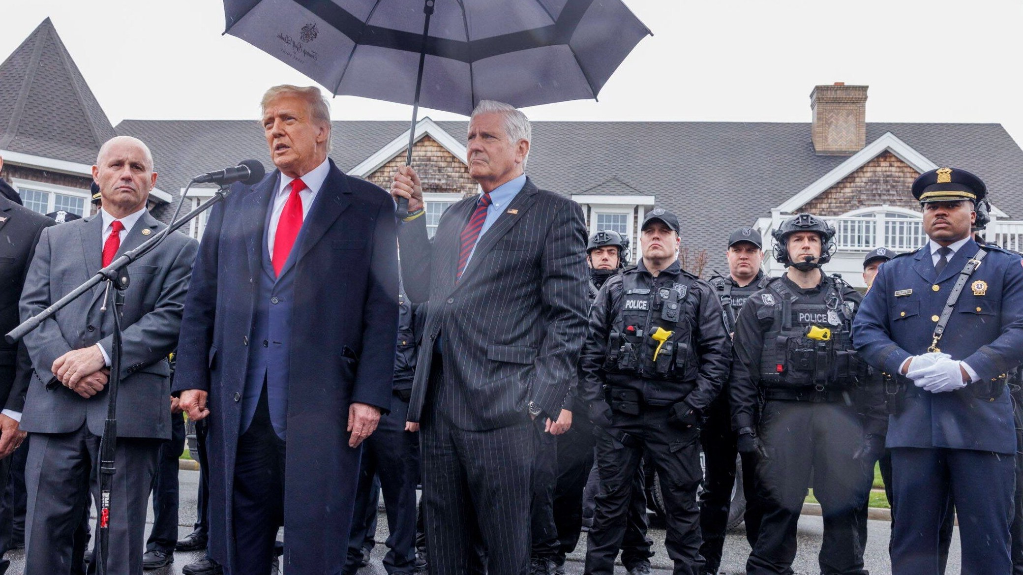 Donald Trump uczestniczy w pogrzebie zabitego policjanta z NYPD Jonathana Dillera