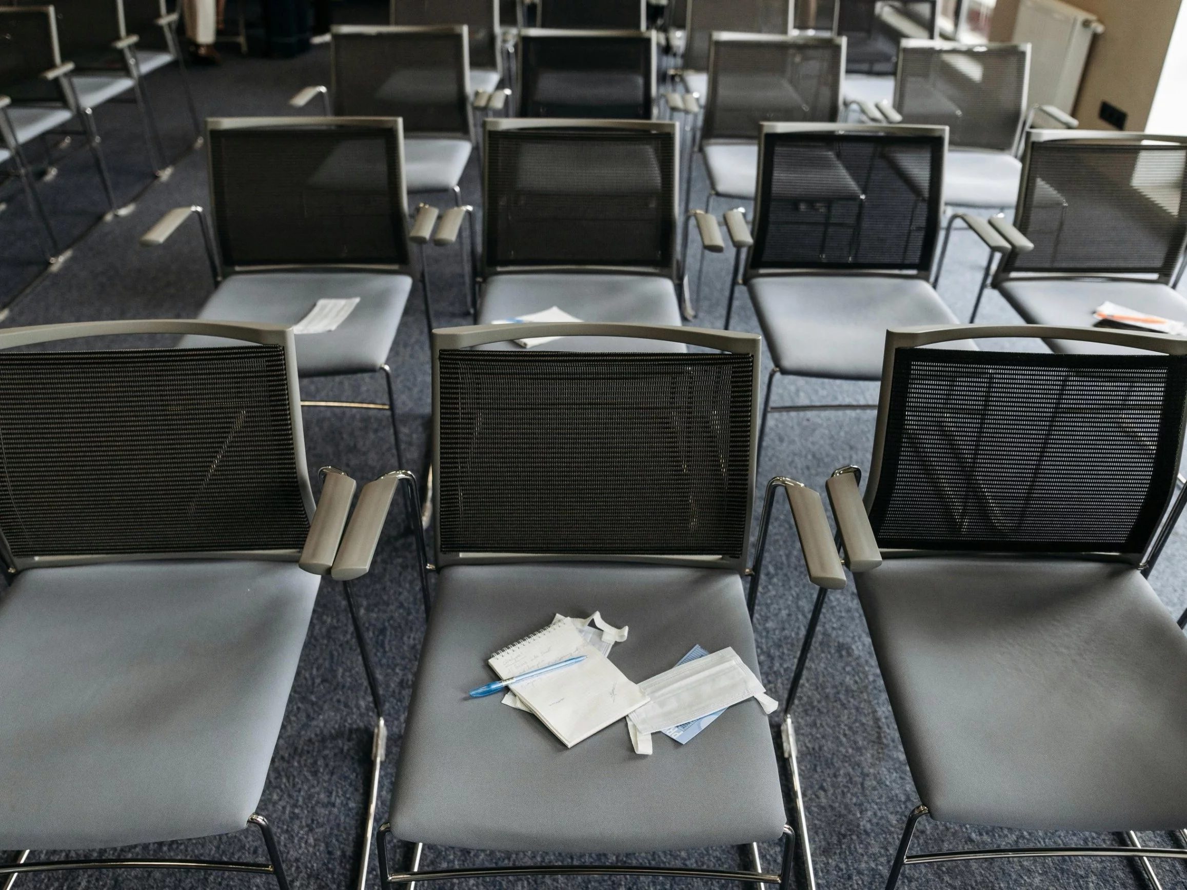 Krzesła na sali konferencyjnej. Zdj. ilustracyjne