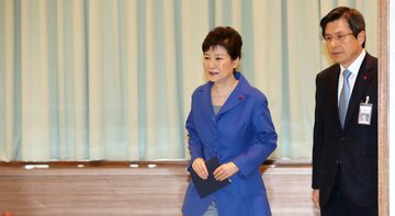 Tymczasowym prezydentem, za Park Geun-hye, został dotychczasowy premier Hwang Kyo-ahn.