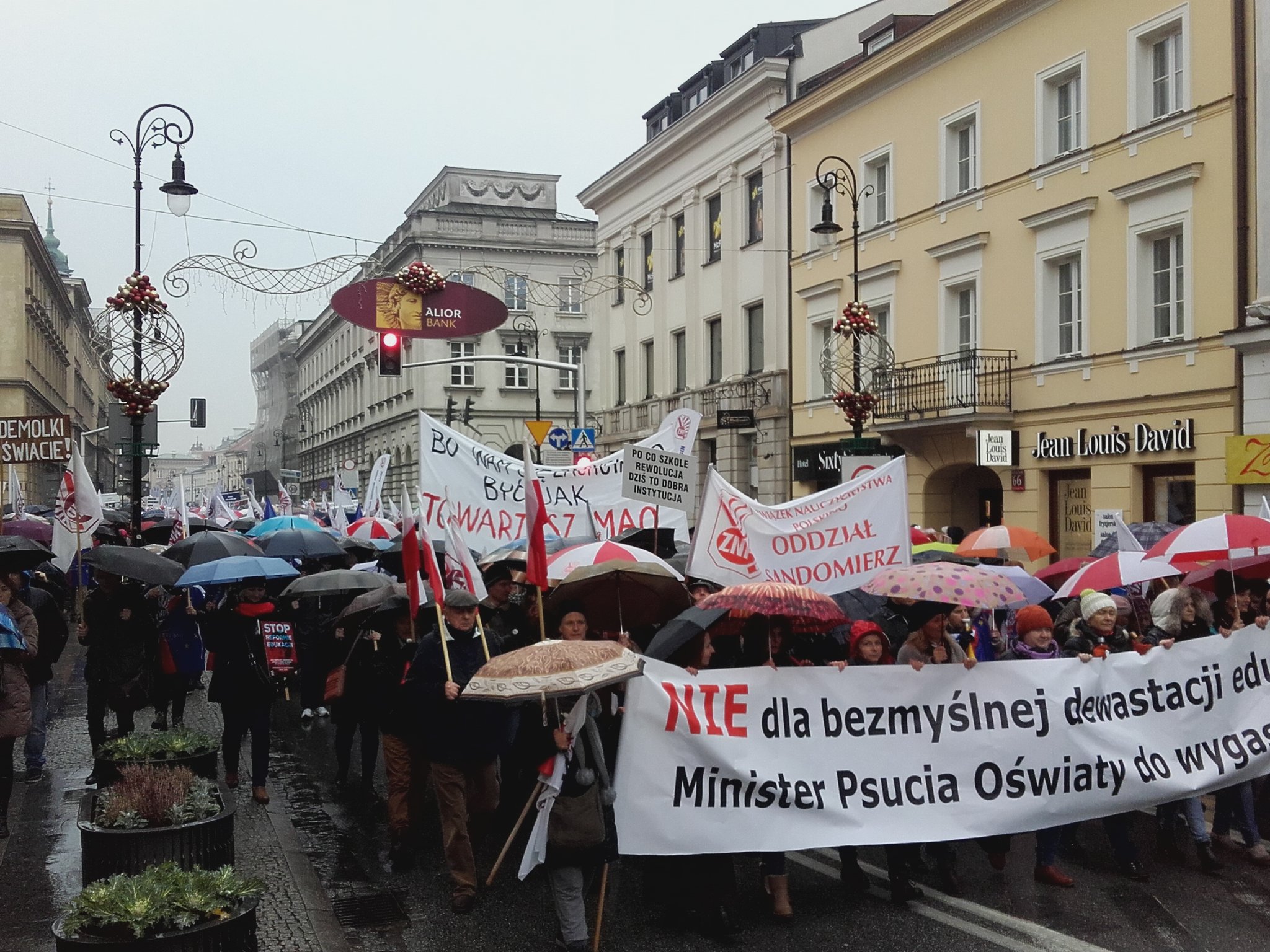 Protest przeciwko reformie edukacji przeszedł ulicami Warszawy