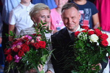 Ubiegający się o reelekcję prezydent RP Andrzej Duda z małżonką Agatą Kornhauser-Dudą w sztabie wyborczym PiS w Łowiczu