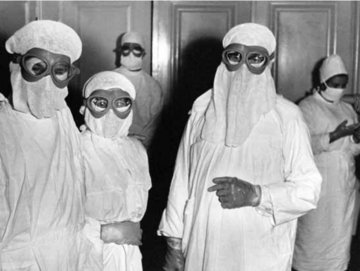 Ubiór ochronny noszony przez pracowników służby zdrowia w okresie epidemii ospy we Wrocławiu w 1963 roku.