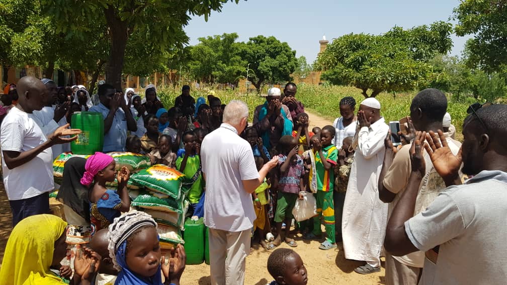 Ks.S.Filipek z uchodźcami