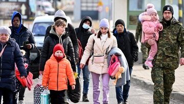 Uchodźcy z Ukrainy przekraczają polsko-ukraińskie przejście graniczne w Medyce