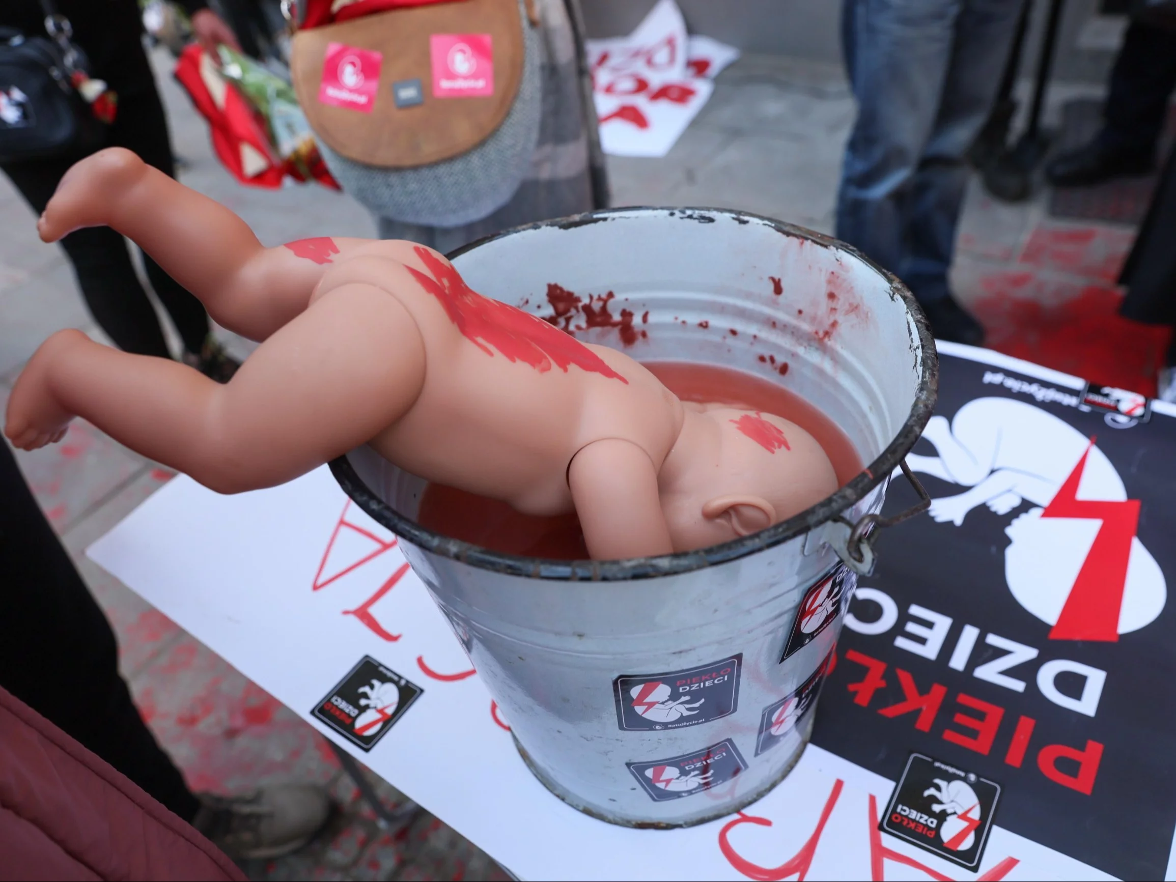 Protest przeciwników aborcji, przed przychodnią "Aborcyjnego Dream Teamu" na ulicy Wiejskiej w Warszawie