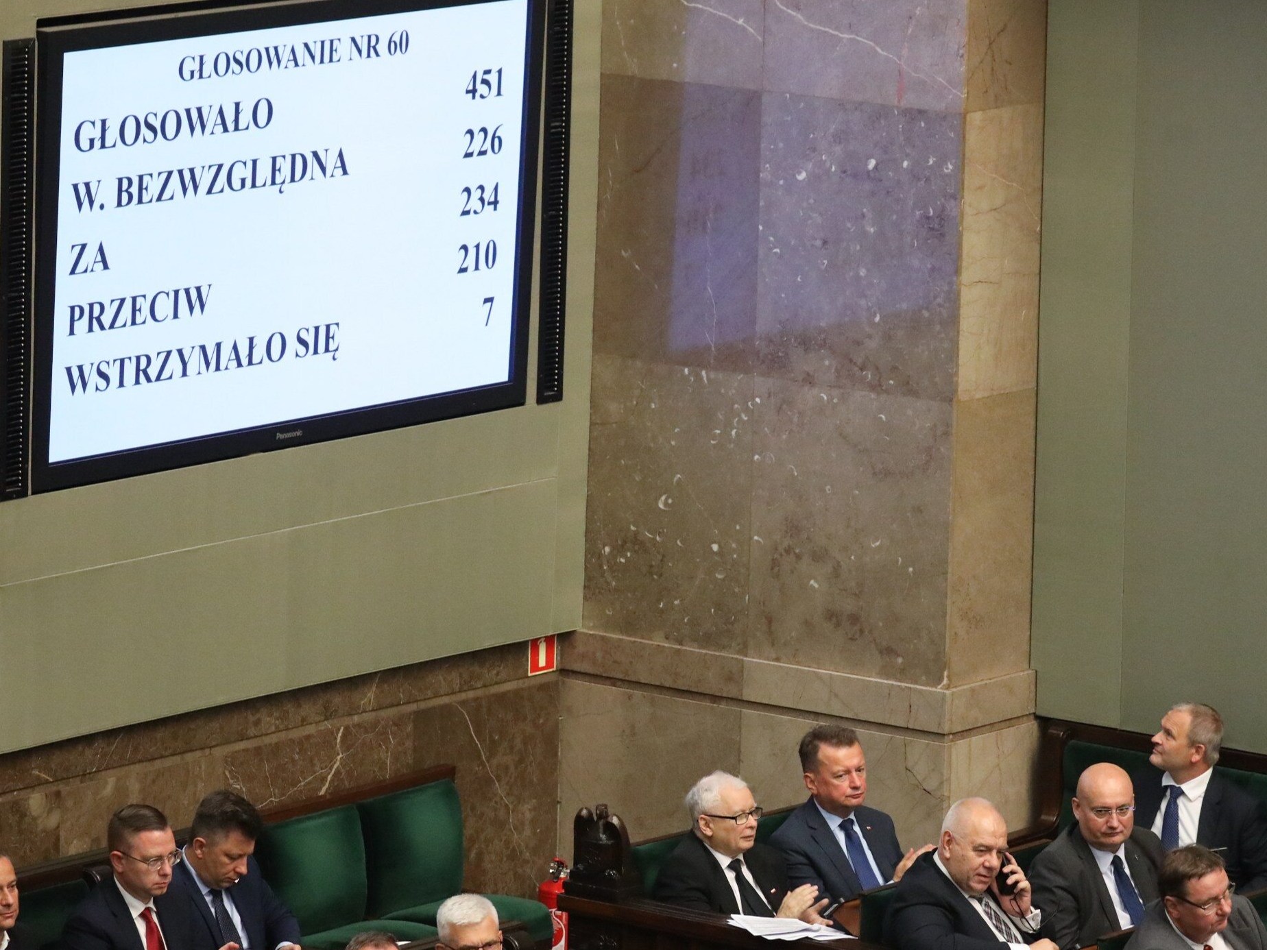 Sejm przyjął uchwałę o zarządzeniu referendum na 15 października