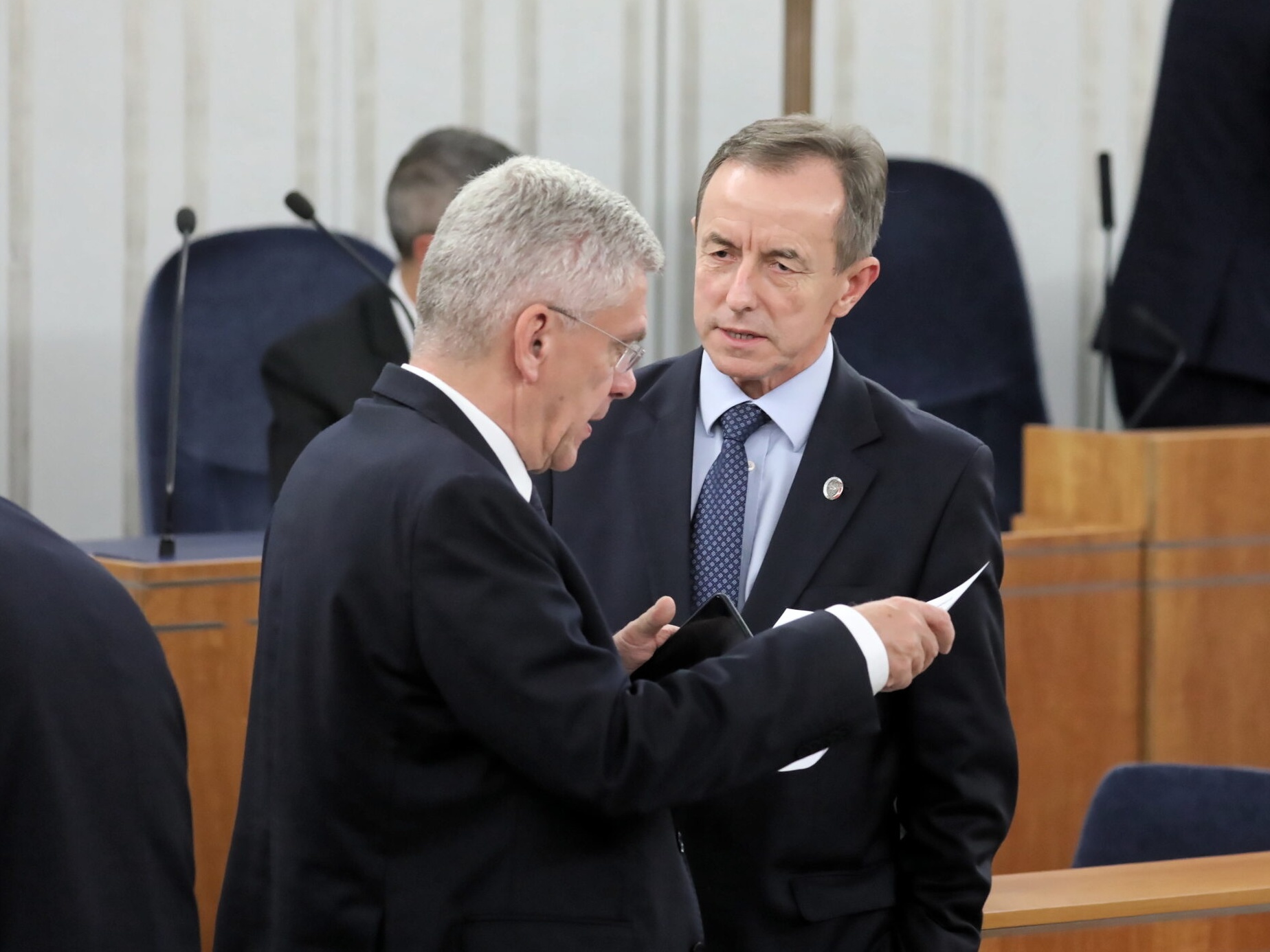 Marszałek Senatu Tomasz Grodzki (C) i wicemarszałek Stanisław Karczewski (L).