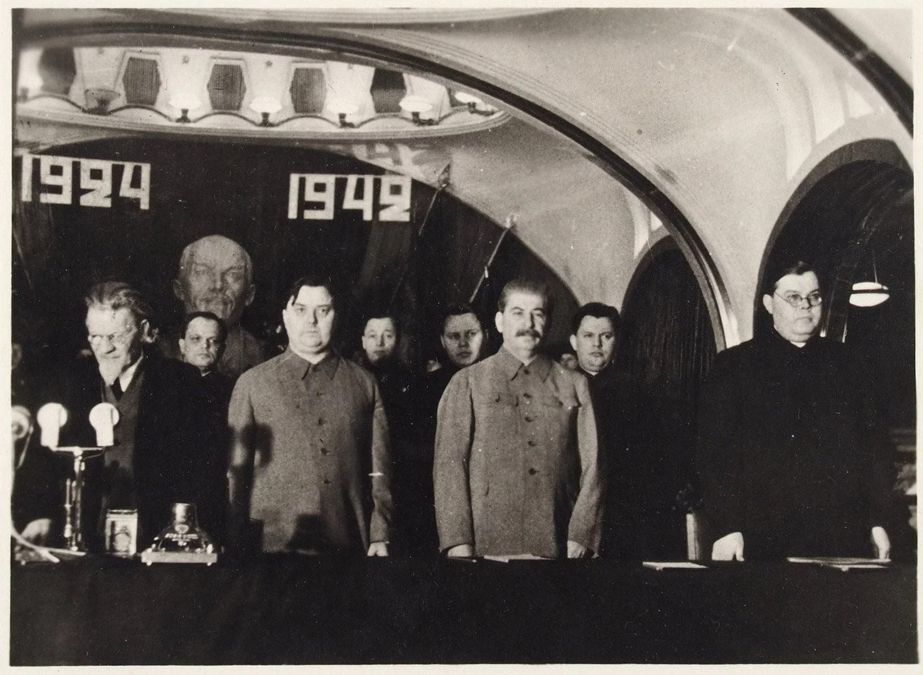 Od lewej: Kalinin, Malenkow, Stalin