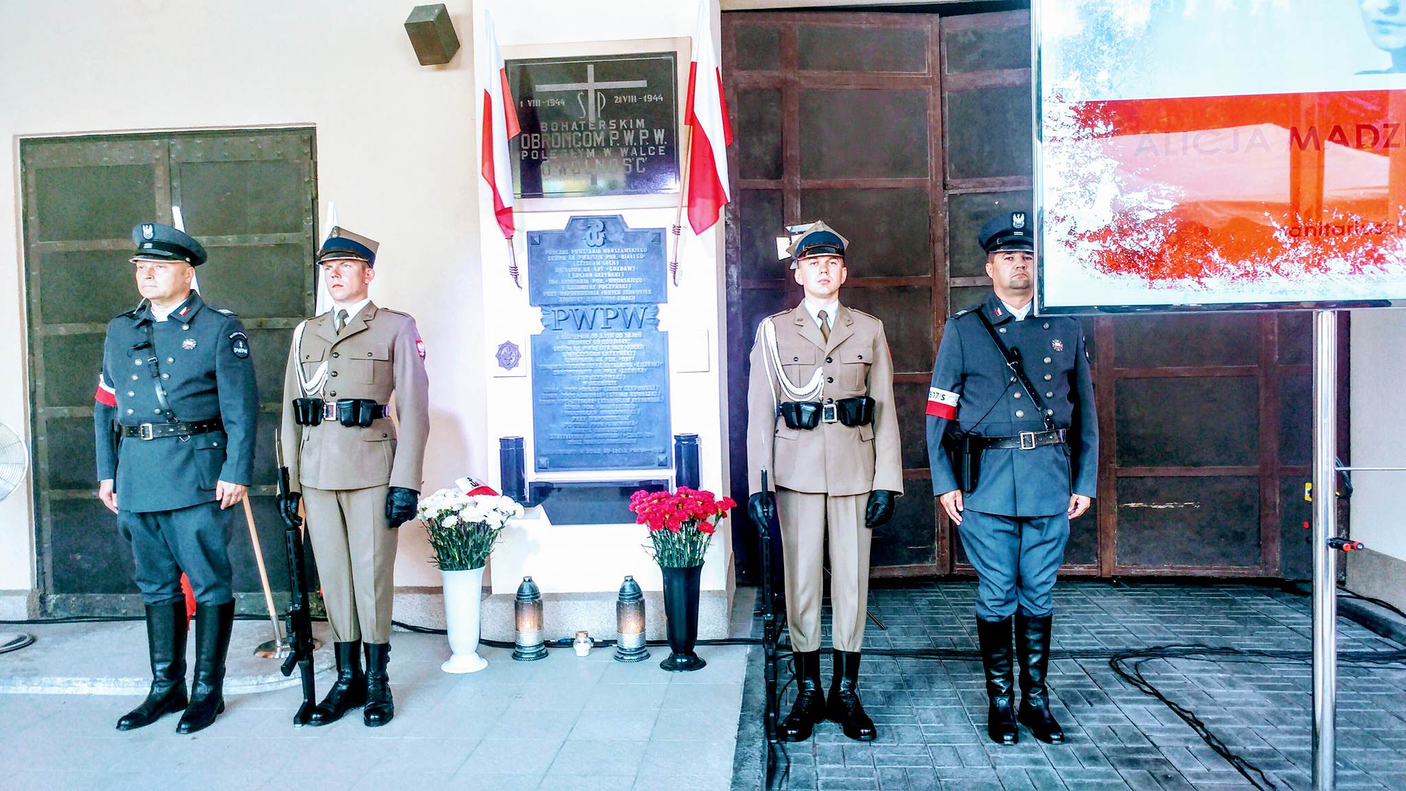 Uroczystości na dziedzińcu PWPW
