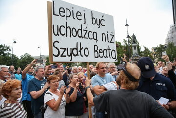 Uczestnicy kontrmanifestacji na Krakowskim Przedmieściu w Warszawie
