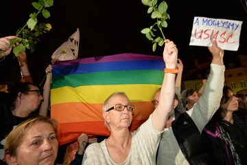 Uczestnicy kontrmanifestacji zorganizowanej między innymi przez ruch społeczny Obywatele RP na pl. Zamkowym i Krakowskim Przedmieściu w Warszawie.