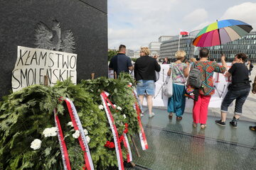 Uczestnicy kontrmiesięcznicy pod pomnikiem Ofiar Tragedii Smoleńskiej na pl. Piłsudskiego w Warszawie