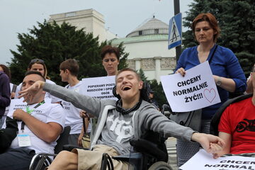 Uczestnicy manifestacji wsparcia dla rodziców osób niepełnosprawnych